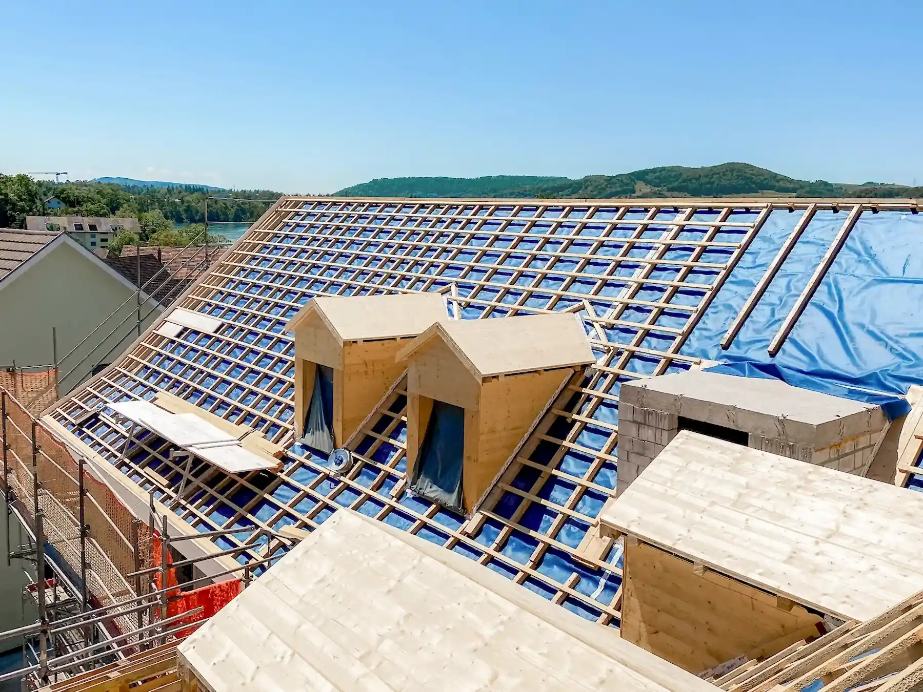 Dachsanierung mit neuen Gauben und vorbereiteten Dachfenstern, Holz- und Lattenkonstruktion auf einem Wohnhaus in Klingnau.