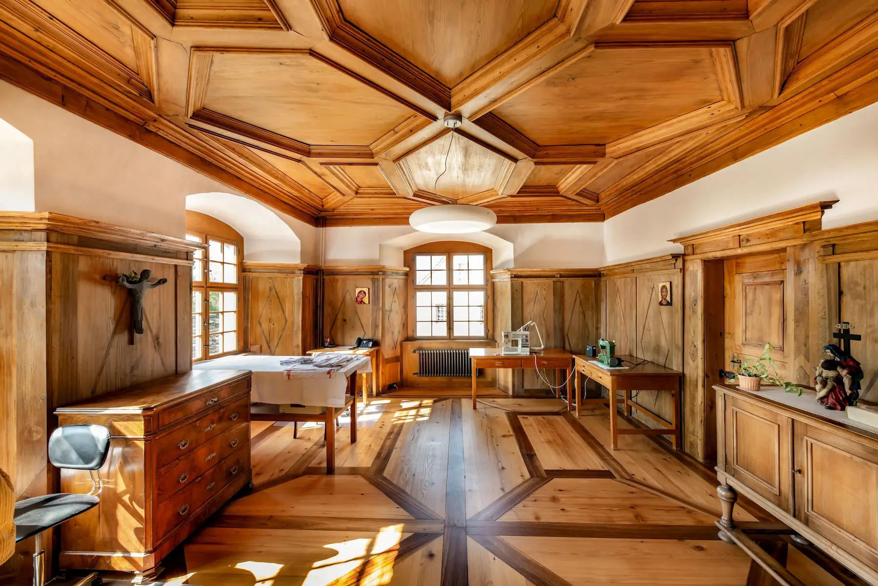 Historischer Innenausbau im Kloster Fahr mit kunstvoller Täferdecke, Massivholzmöbeln und handwerklich gestaltetem Holzboden – traditionelles Schreinerhandwerk.