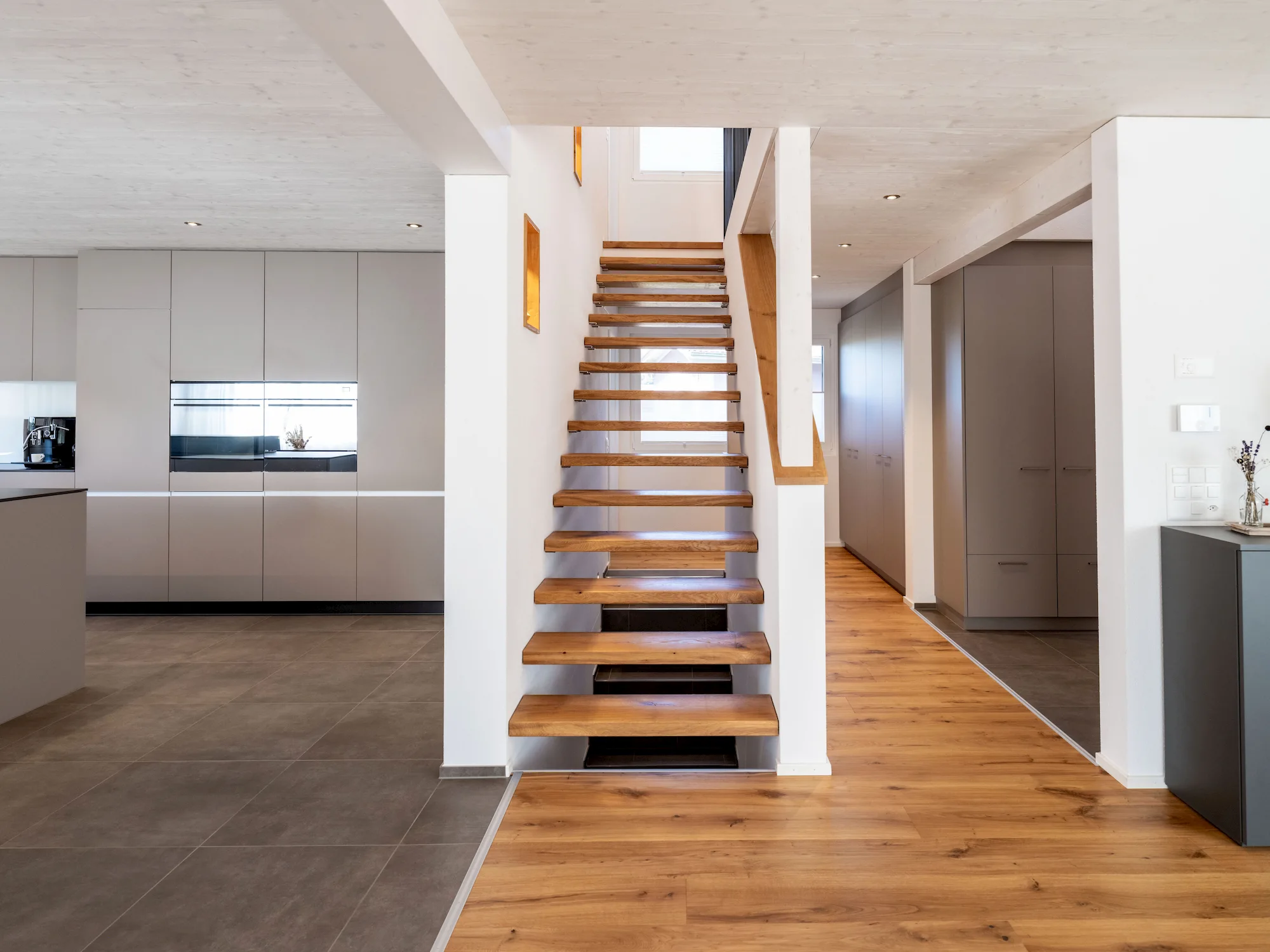 Moderne freitragende Holztreppe im Wohnbereich – handwerkliche Präzision, hochwertige Materialien und elegantes Design für zeitgemäßen Innenausbau.