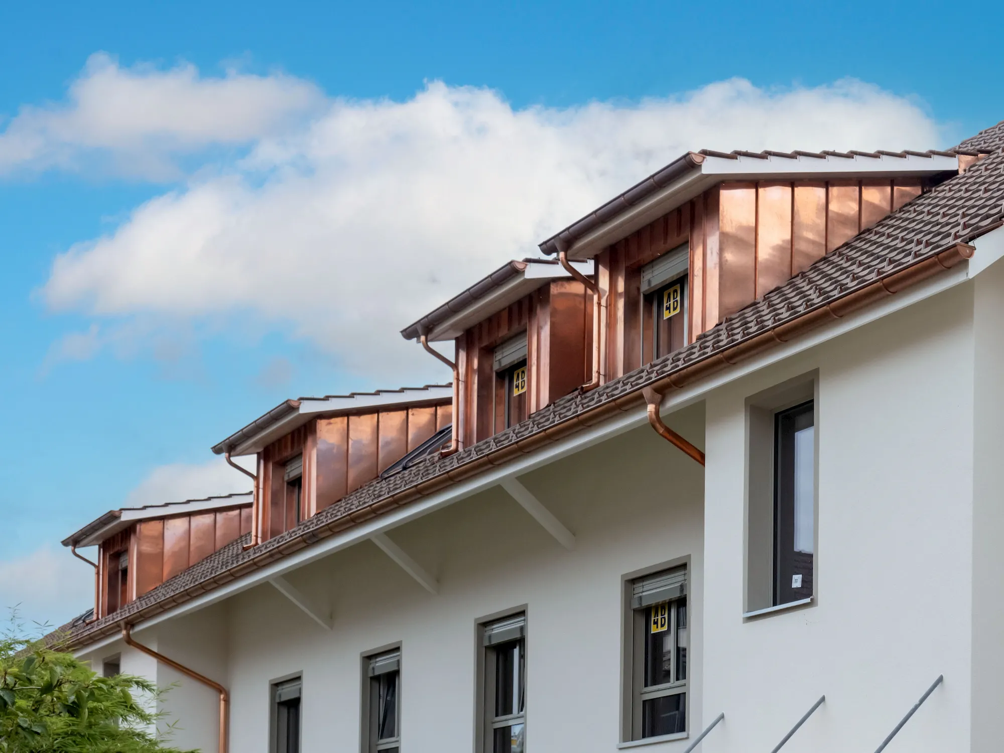 Neubau mit hochwertiger Kupferbedachung und präziser Spenglerarbeit – langlebige und elegante Dachgestaltung von Vögeli Holzbau in Würenlingen.