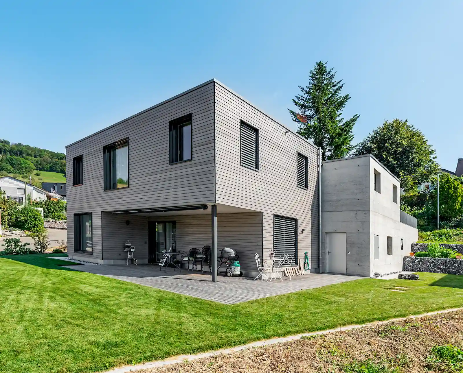 Modernes Holzhaus mit klarer Architektur und Fassadengestaltung von Vögeli Holzbau – energieeffizientes Design mit nachhaltiger Bauweise und Ästhetik.