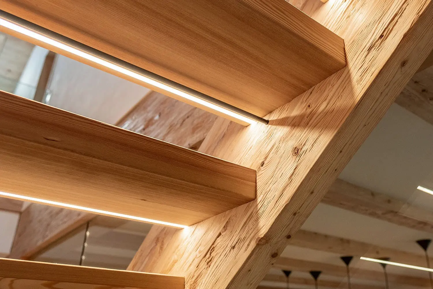 Moderne Treppentritte mit eingelassenen LED-Band. Rustikale ländliche Optik