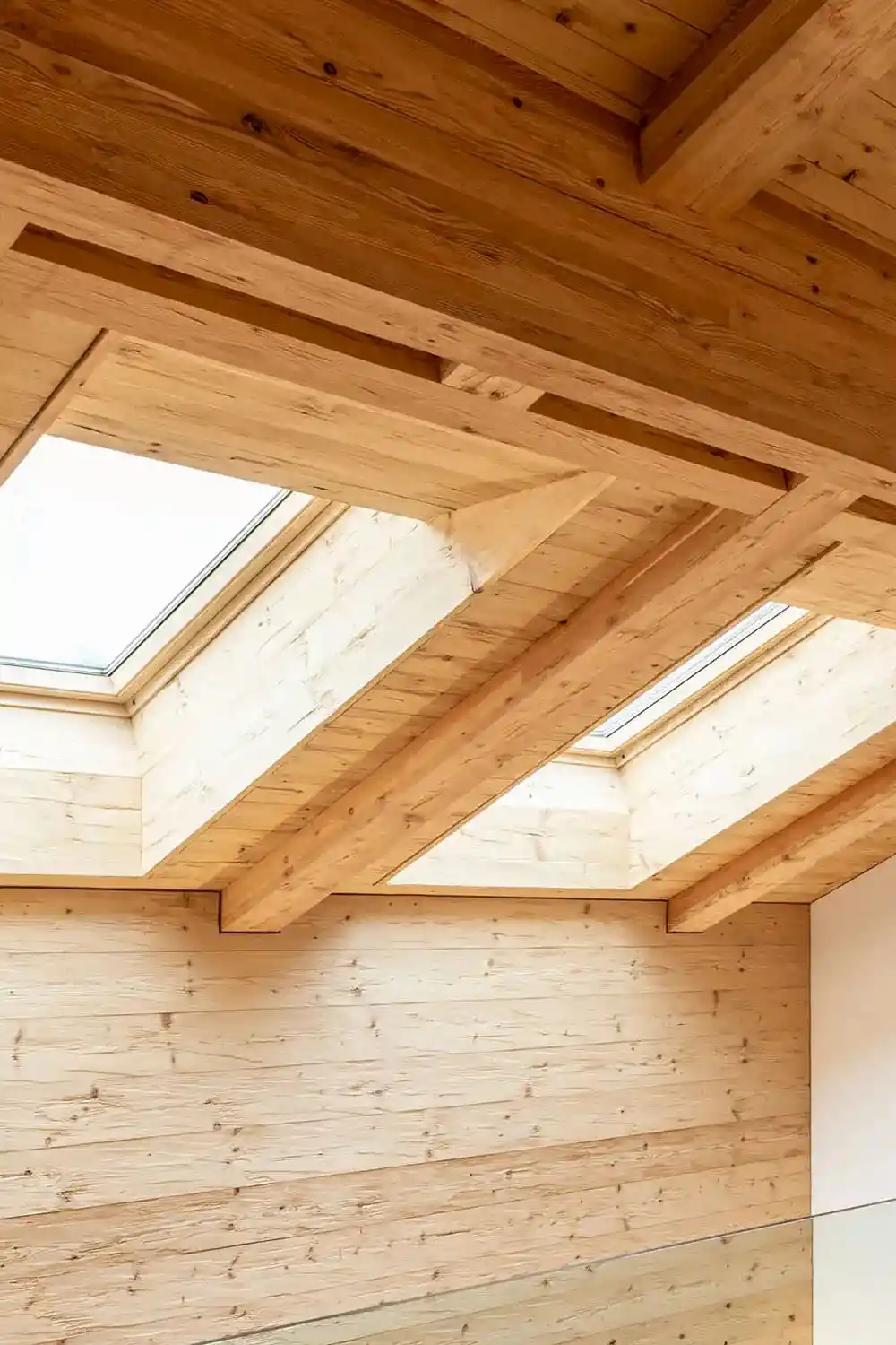 Zwei Dachfenster in Altholz Optik