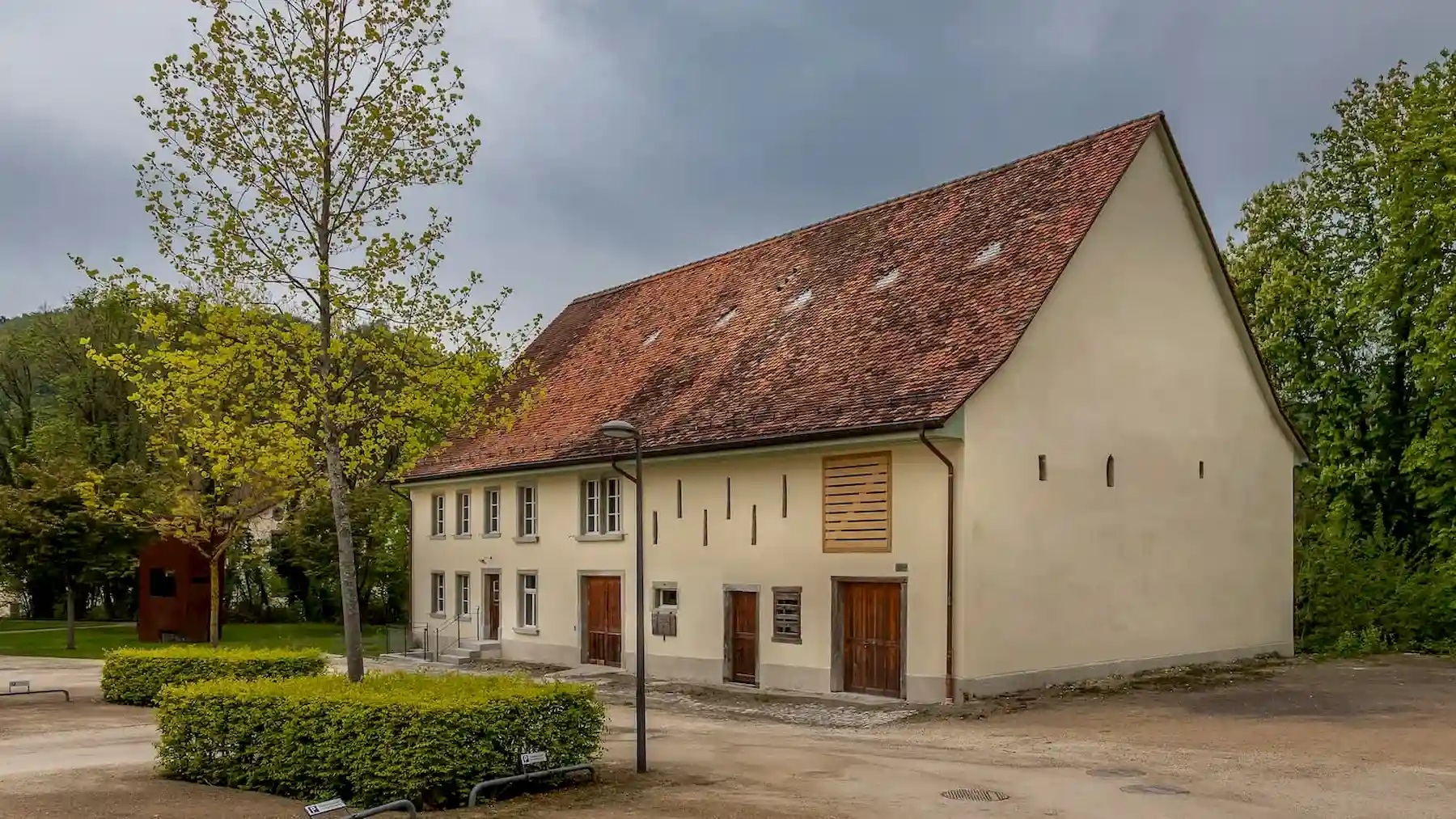 Sanierter Karrenstall in Wettingen. Historische Bedachung mit denkmalgeschützten Dachfenster von Vögeli Holzbau. foto: duboisphoto.ch