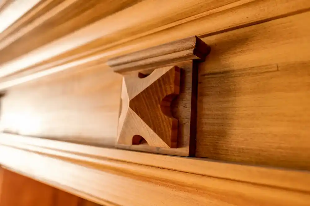 Detailfoto eines historischen Knopfes welcher aus Holz gefertigt wurde.