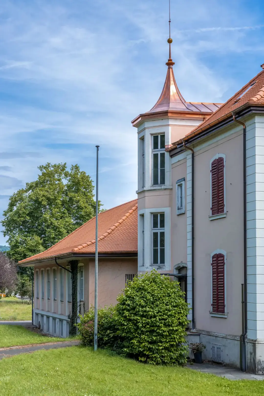 Neu saniertes Ziegeldach in Brugg nach einer fachgerechten Dachsanierung, Hand in Hand der Vögeli Holzbau.