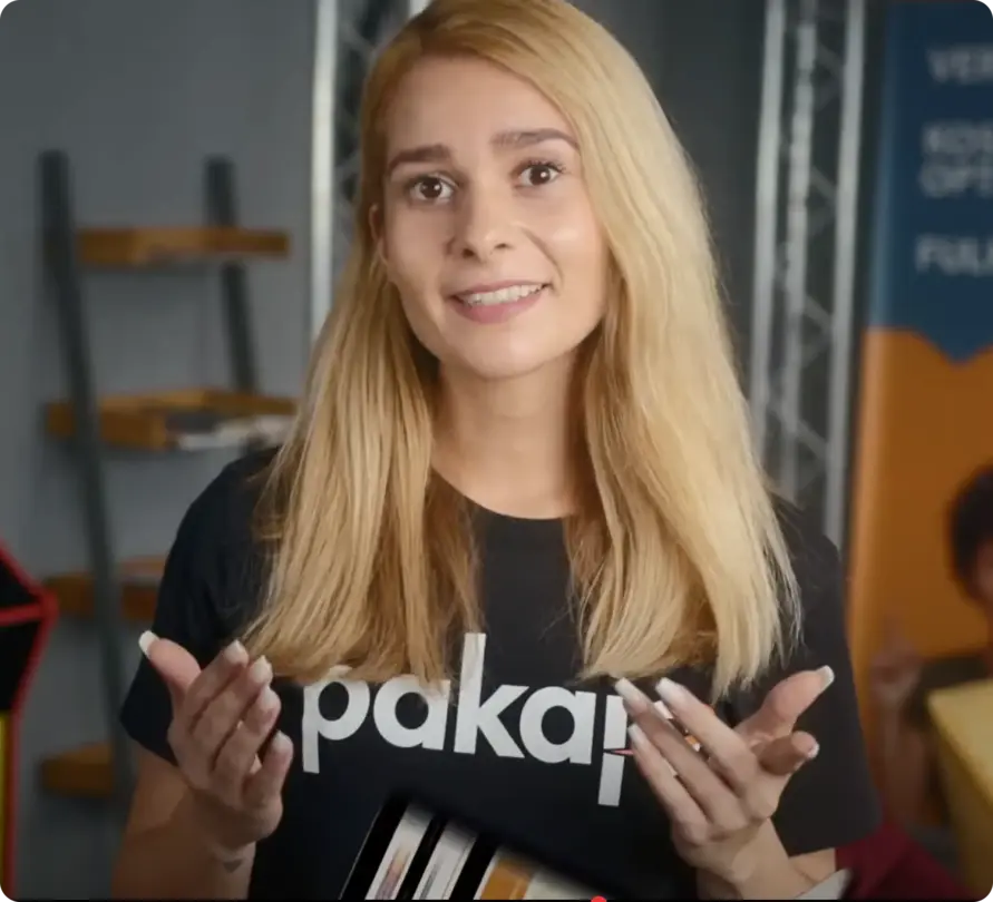 Logistik-Expertin von pakajo präsentiert das Erklärvideo zum weltweiten Versandservice.