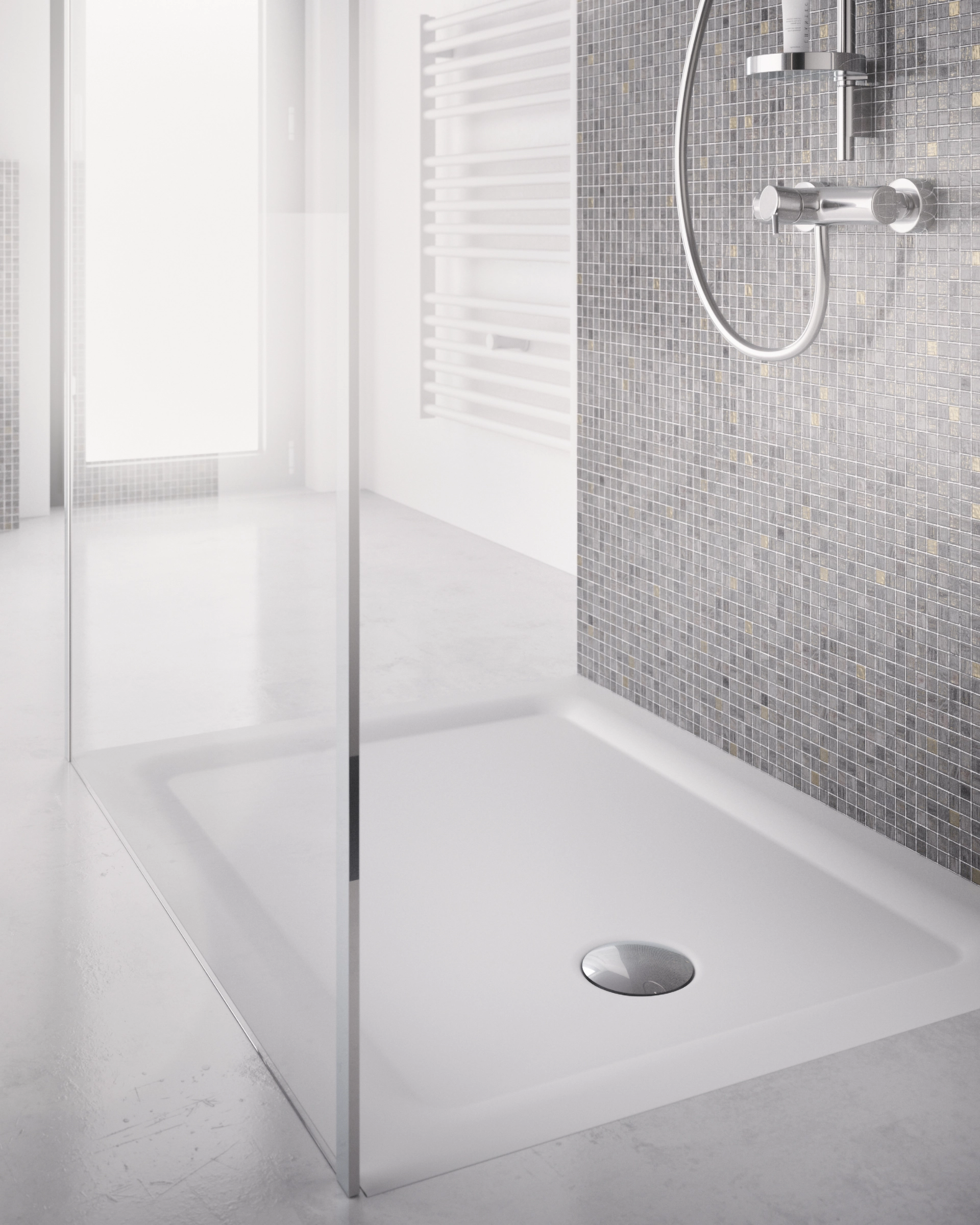 Moderne begehbare Dusche mit rahmenloser Glasscheibe und grauer Mosaikfliesenwand.