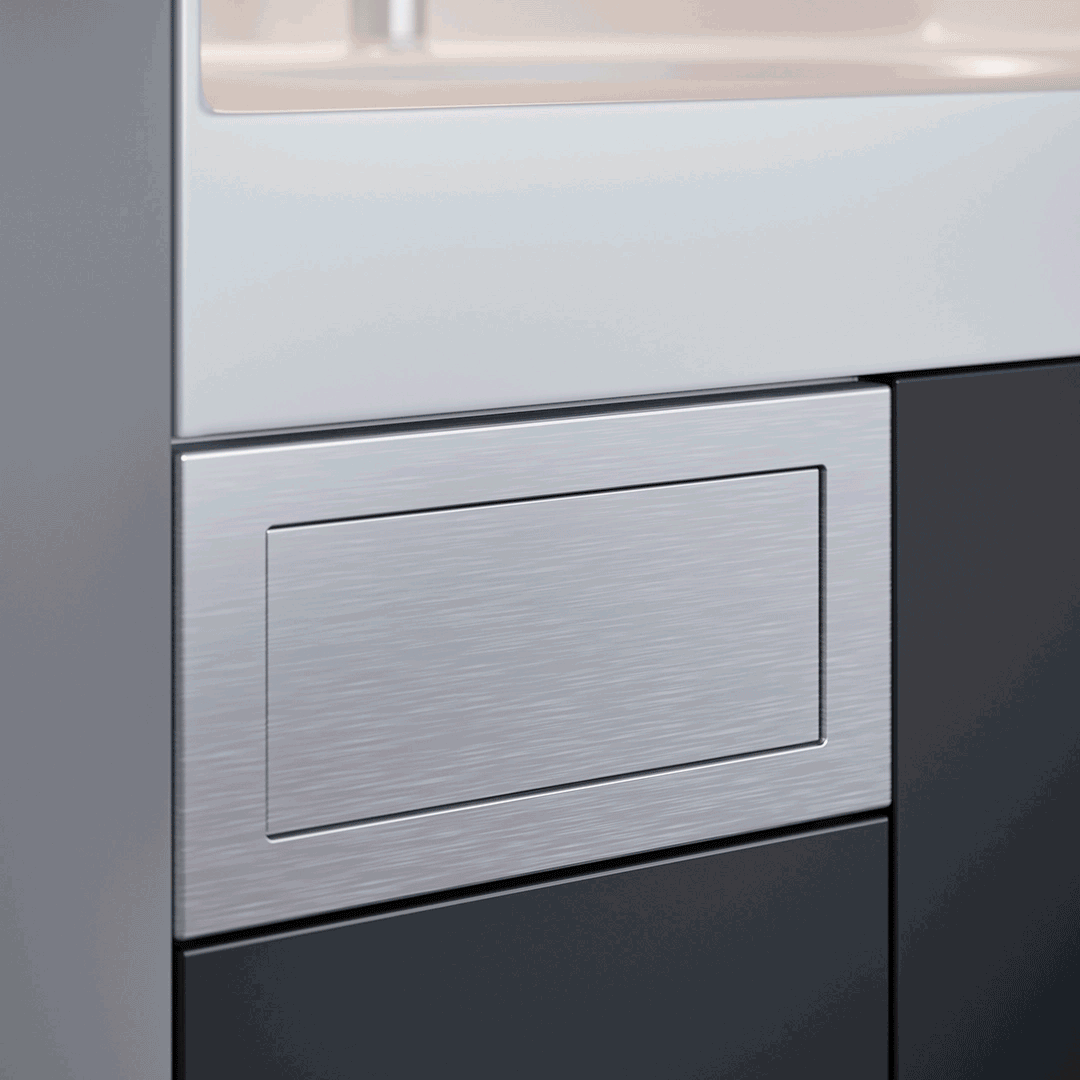 Animation, die das modulare Trenn- und Förderbandsystem zeigt, das sich in verschiedenen Konfigurationen unter einer Arbeitsfläche aus Metallplatten anordnen lässt.