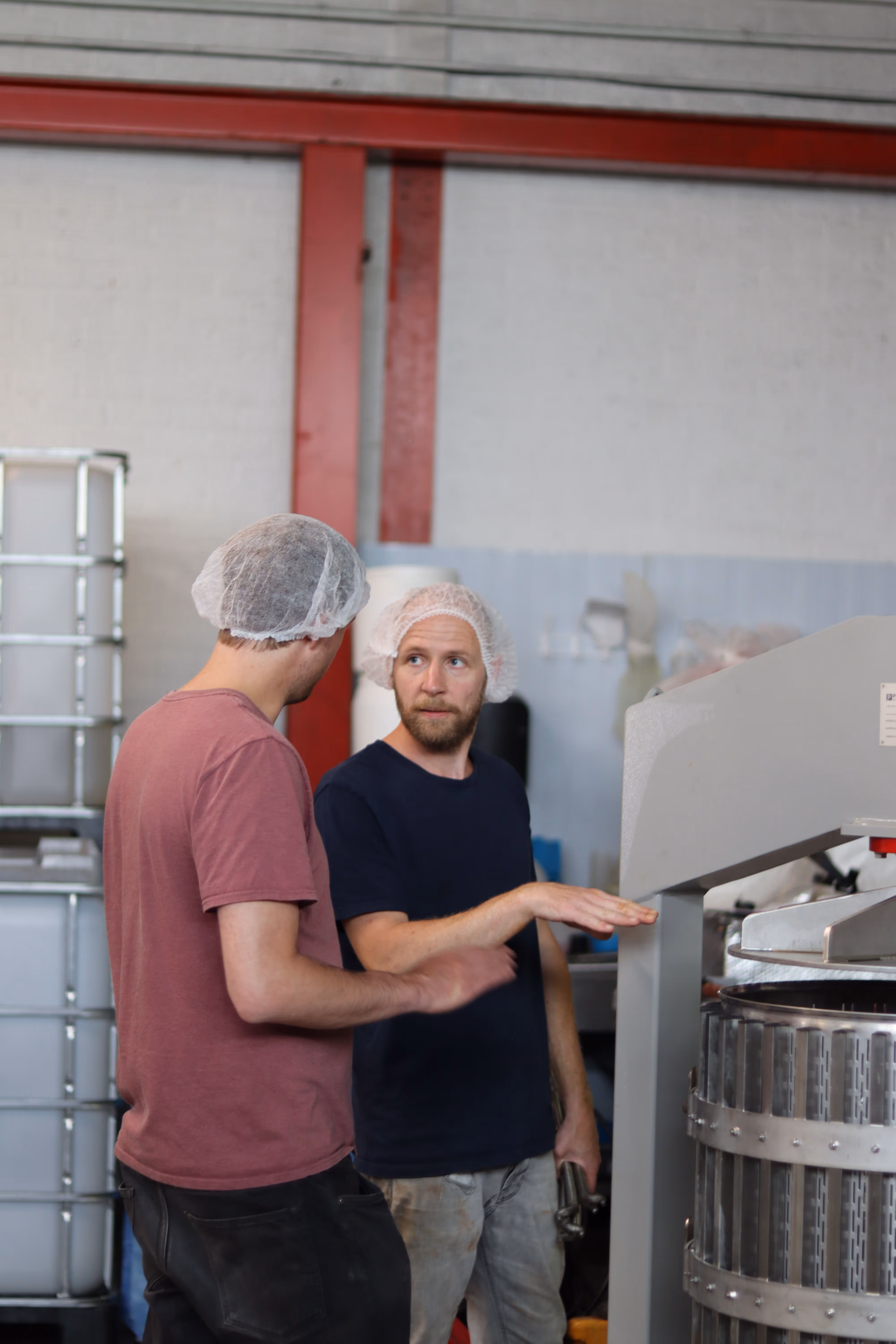 Frisdrank Fabriek Collega's overleggen in technische productie ruimte.