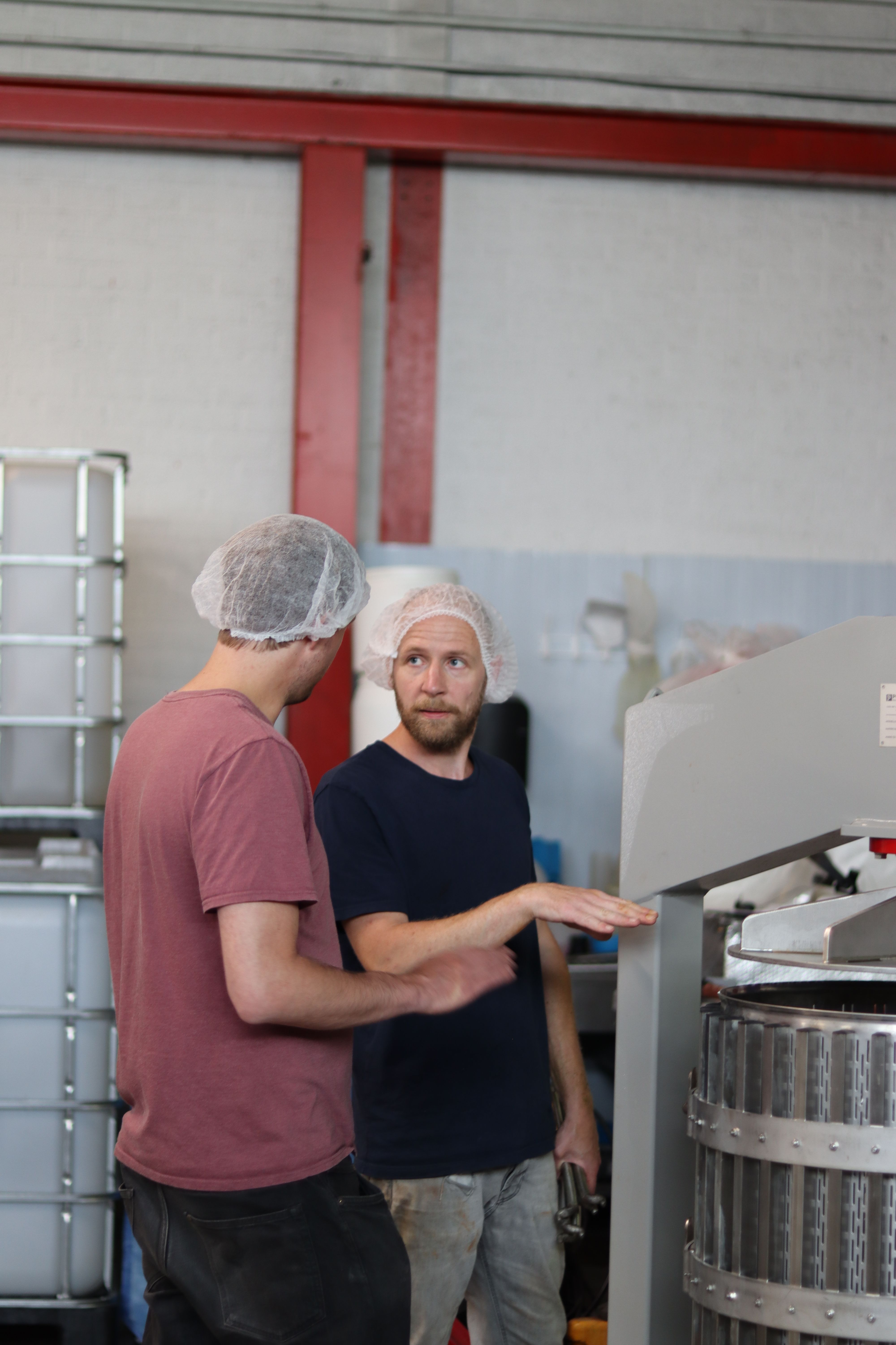 Frisdrank Fabriek Collega's overleggen in technische productie ruimte.