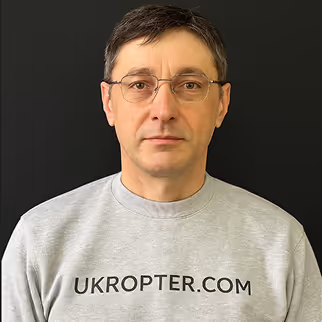 Portrait of a team member wearing a UKROPTER.COM sweatshirt, front view.
