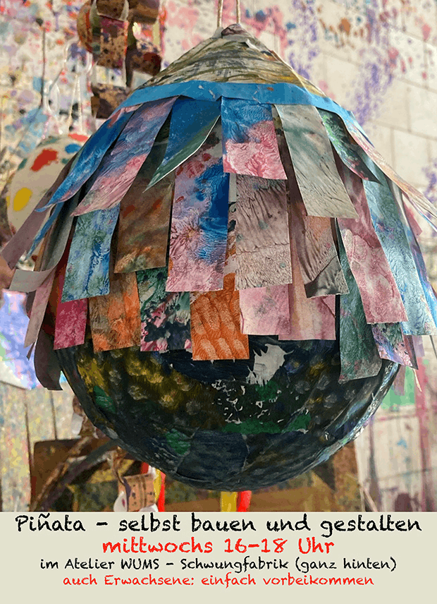 Bunte, handgefertigte Piñata, verziert mit mehrschichtigen, bemalten Papierstreifen, die im Innenbereich aufgehängt sind, darunter ein Text über Piñata-Workshops am Mittwochs 16-18Uhr