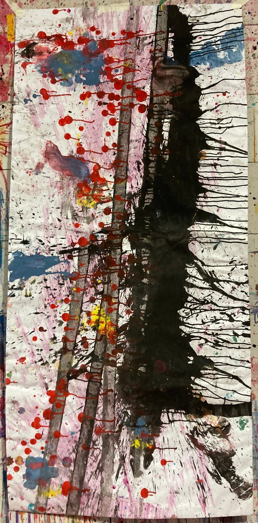 Abstraktes Gemälde mit schwarzen, spritzartigen vertikalen Formen, roten Punkten sowie blauen und gelben Farbflecken auf weißem und rosa Hintergrund.