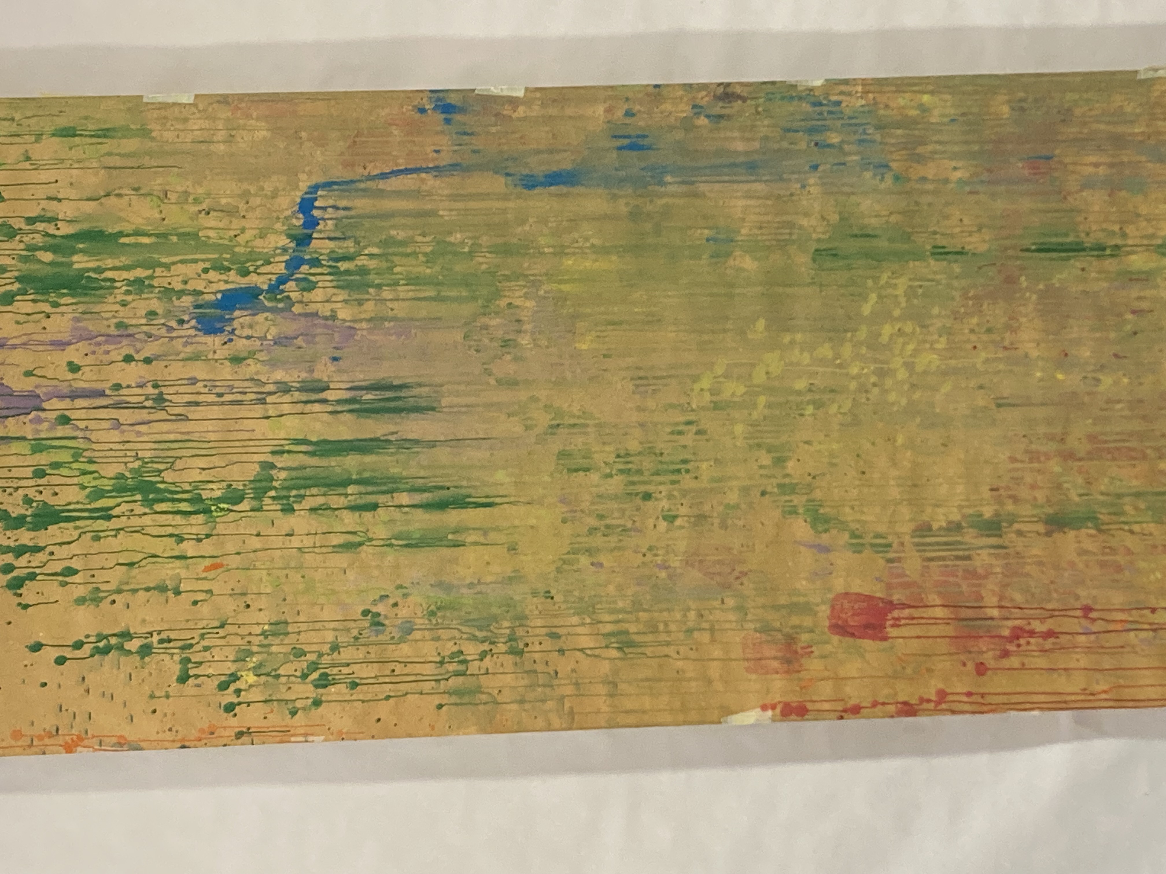 Abstraktes Gemälde mit vertikalen Farbtropfen in Grün, Blau, Violett, Gelb und Rot auf hellbraunem Hintergrund.