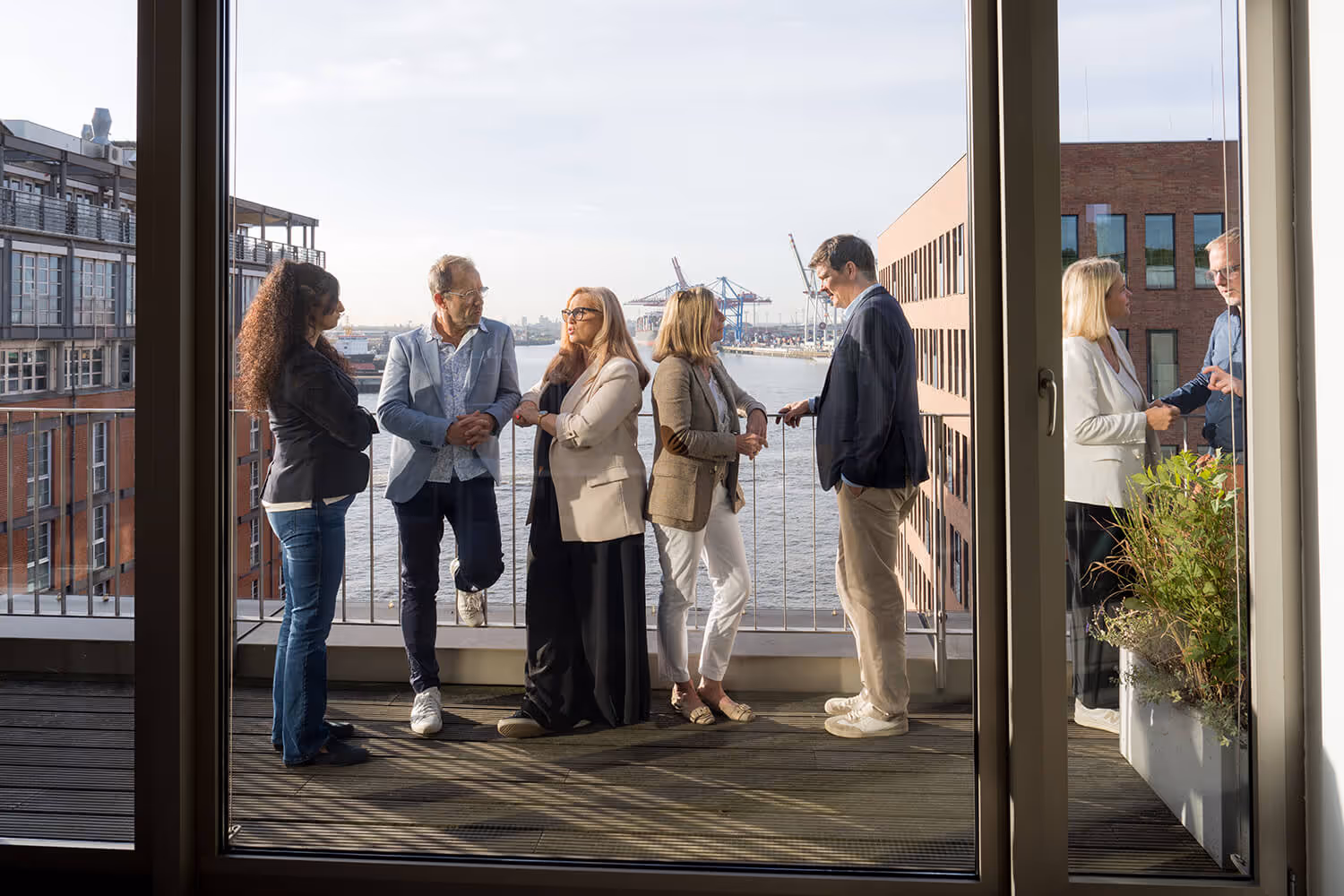 Drei Teilnehmende stehen auf farbigem Persönlichkeitsrad (Lumina) im Seminarraum