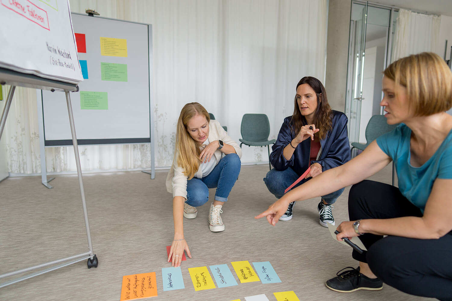 Workshop – Hände legen Werte-Karten (Clarity, Respect, Passion, Trust) auf den Tisch“