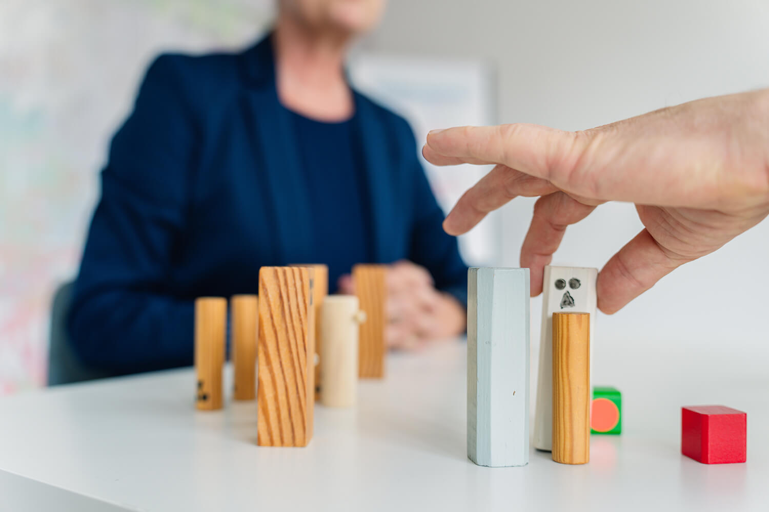 Beratung: Systemische Organisationsentwicklung & Teamcoaching Trainer präsentiert am Bildschirm vor Gruppe im Seminarraum