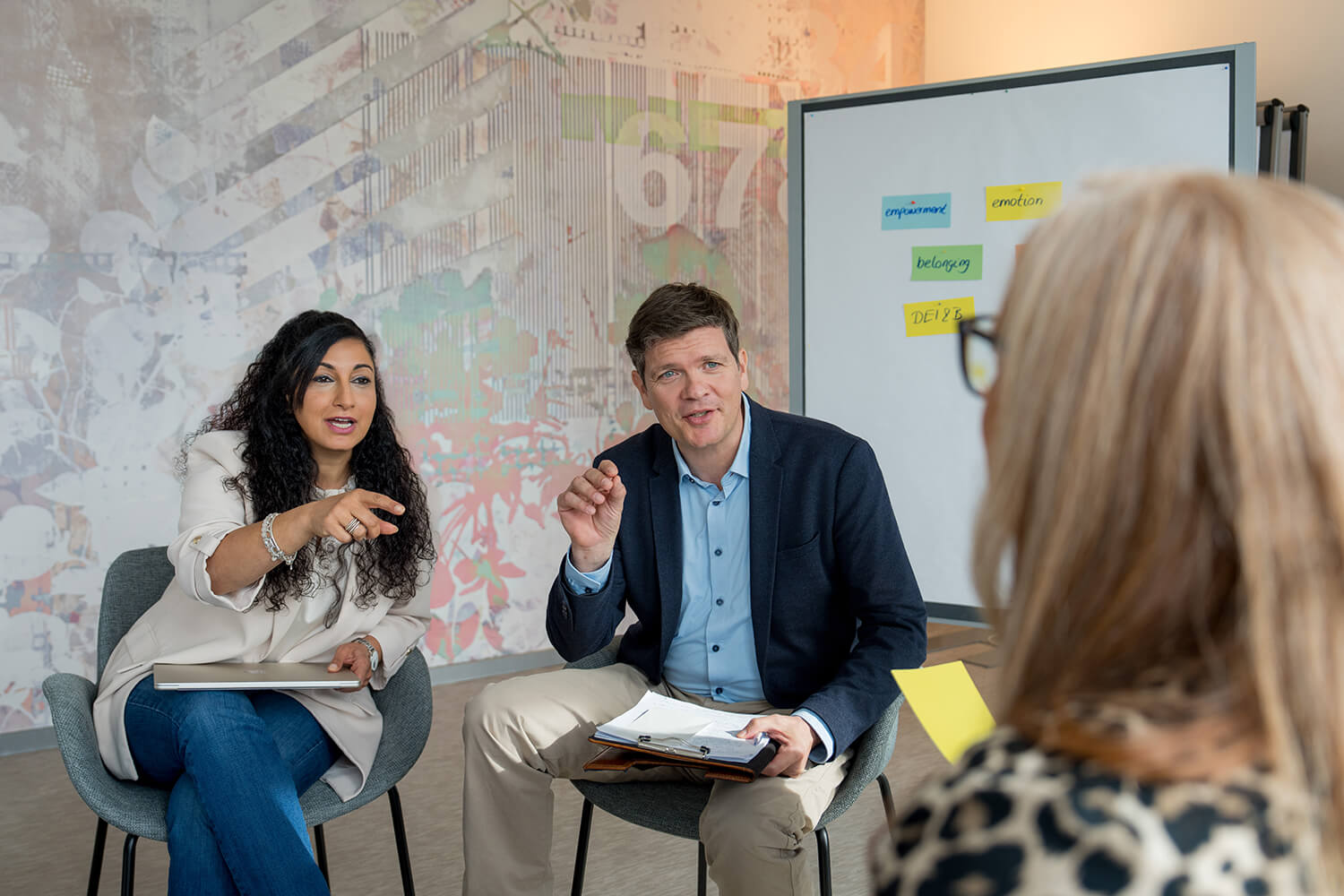 Beratung: Systemische Organisationsentwicklung & Teamcoaching Beratung – Trainerin und Teilnehmerin arbeiten am Flipchart im Flur der coachingakademie