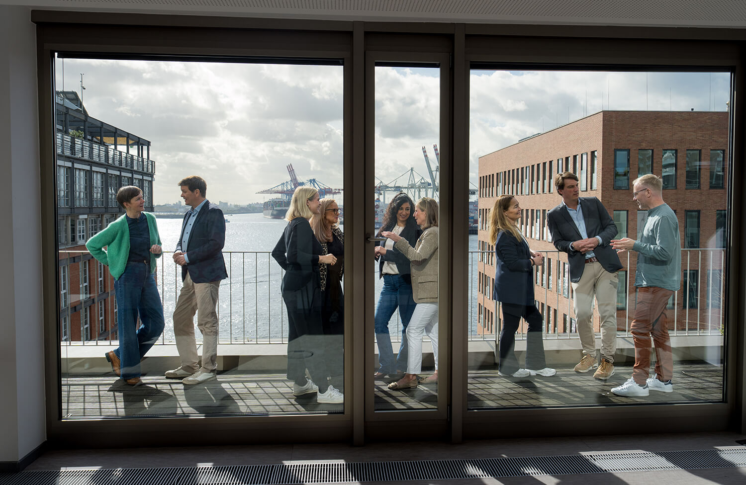 Beratung: Systemische Organisationsentwicklung & Teamcoaching Systemische Kompetenz – Trainer präsentiert vor Gruppe am Bildschirm im Seminarraum