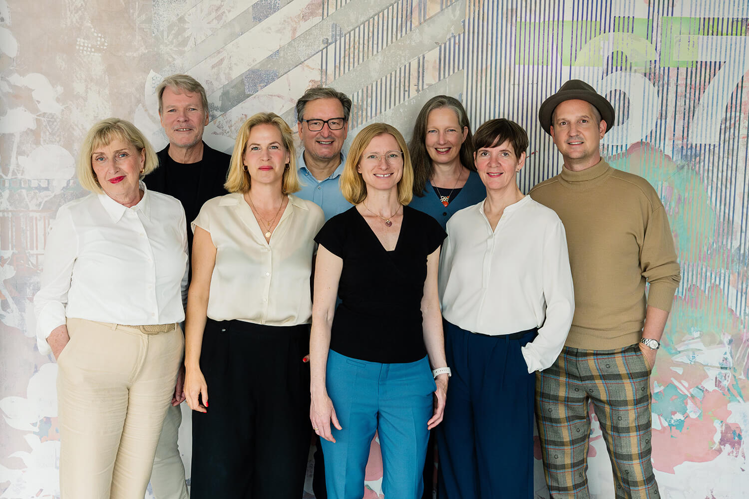 Beratung: Systemische Organisationsentwicklung & Teamcoaching Seminar – Trainer spricht vor Teilnehmenden am Bildschirm im Raum mit Glasfront