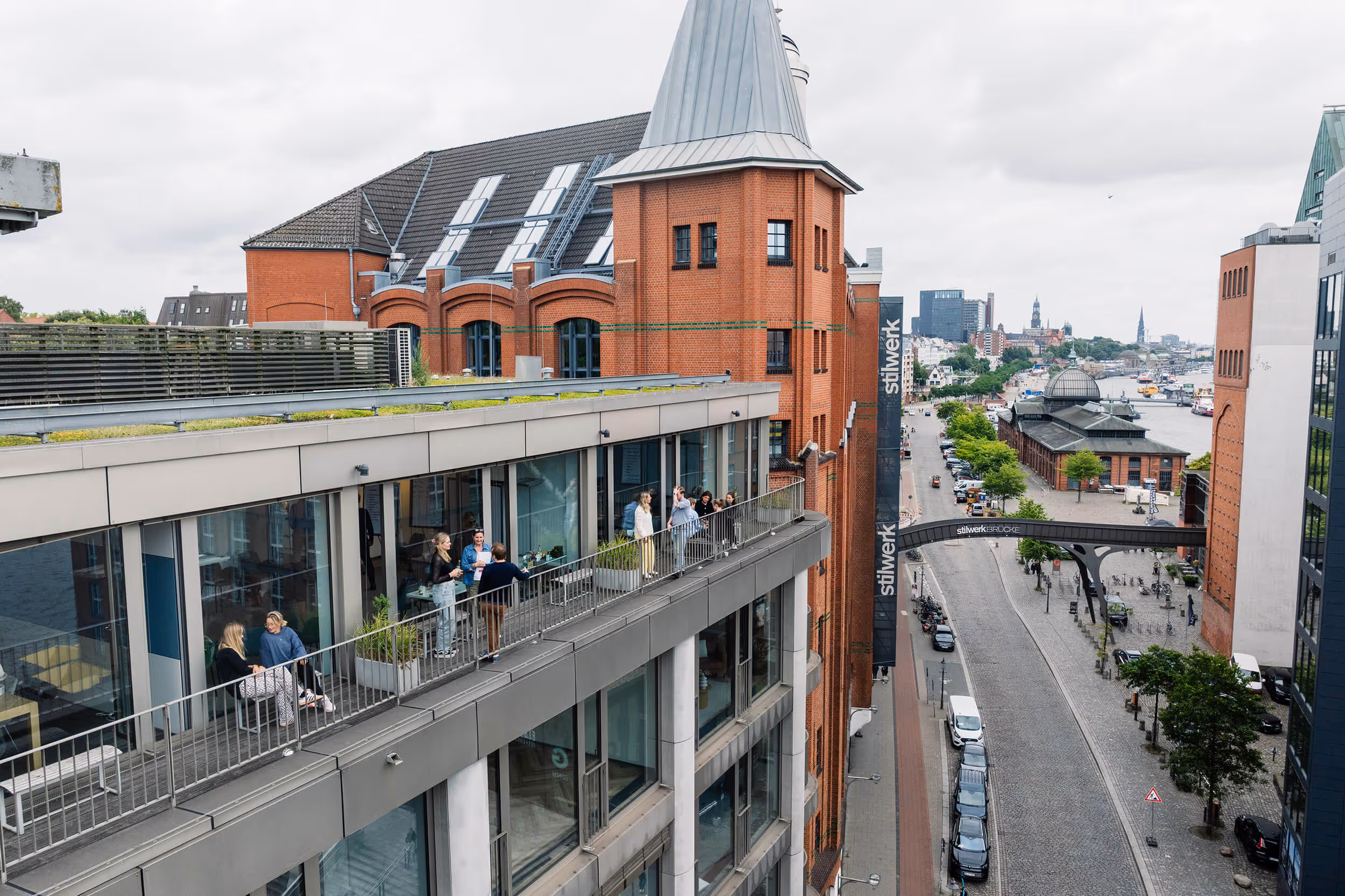 Standort Hamburg – Außenansicht am stilwerk, Terrasse mit Blick auf die Große Elbstraße