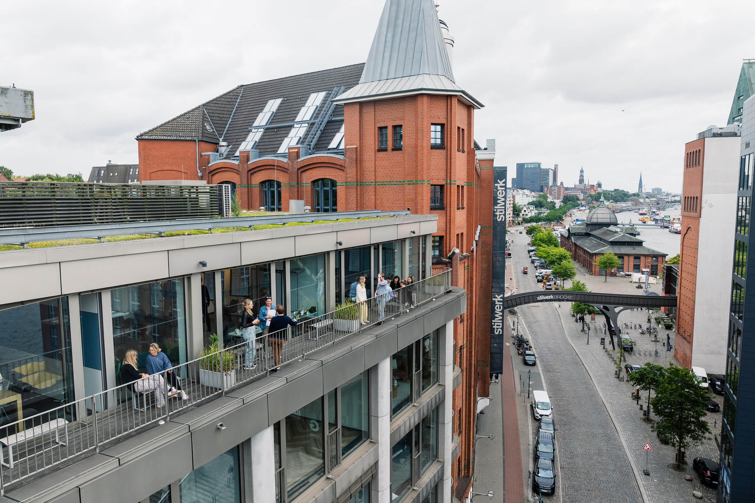 Standort Hamburg – Außenansicht am stilwerk mit Terrasse; Blick auf Große Elbstraße und Hafen