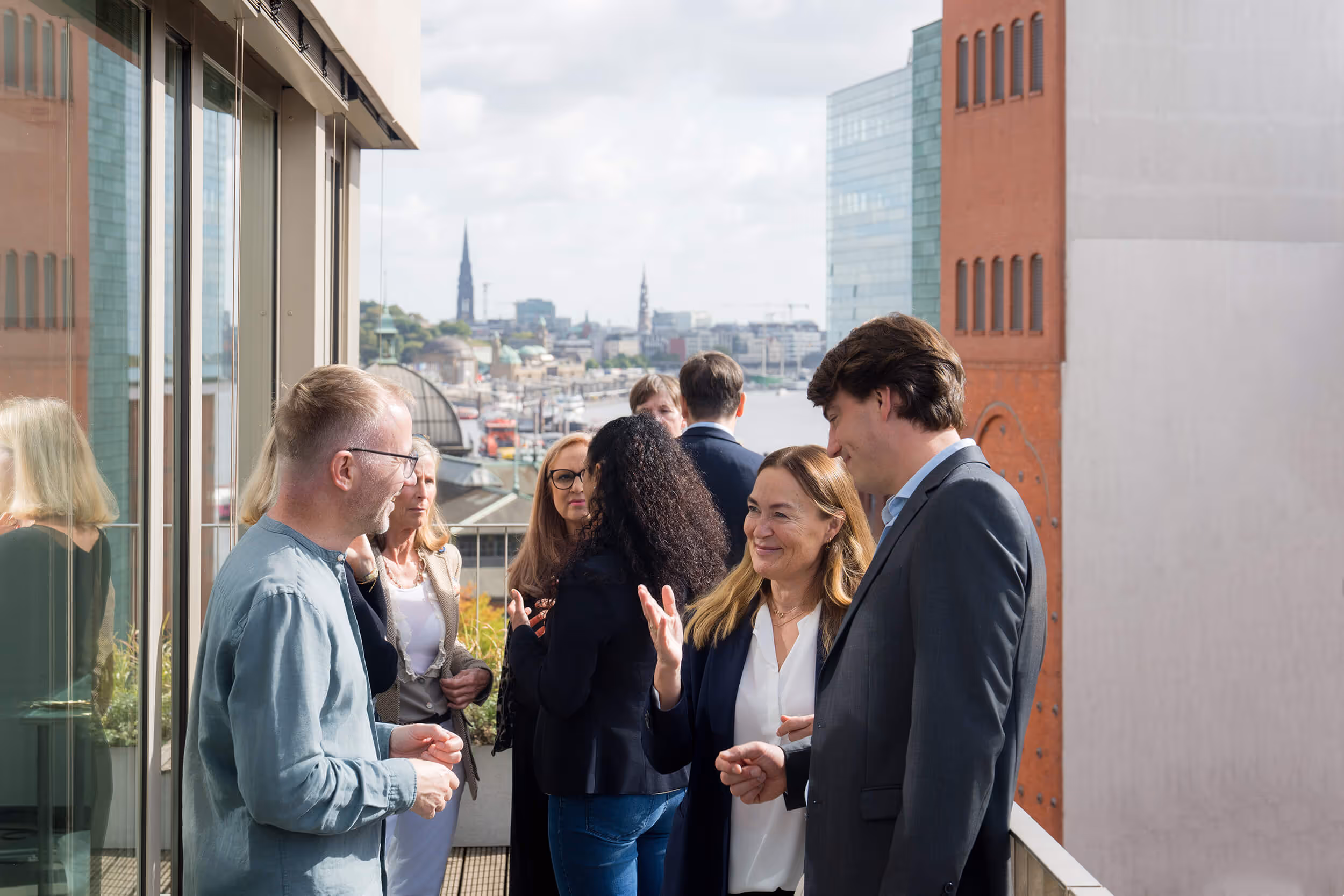 Team der coachingakademie – vier Berater:innen/Lehrtrainer:innen im Flur (Gruppenporträt)