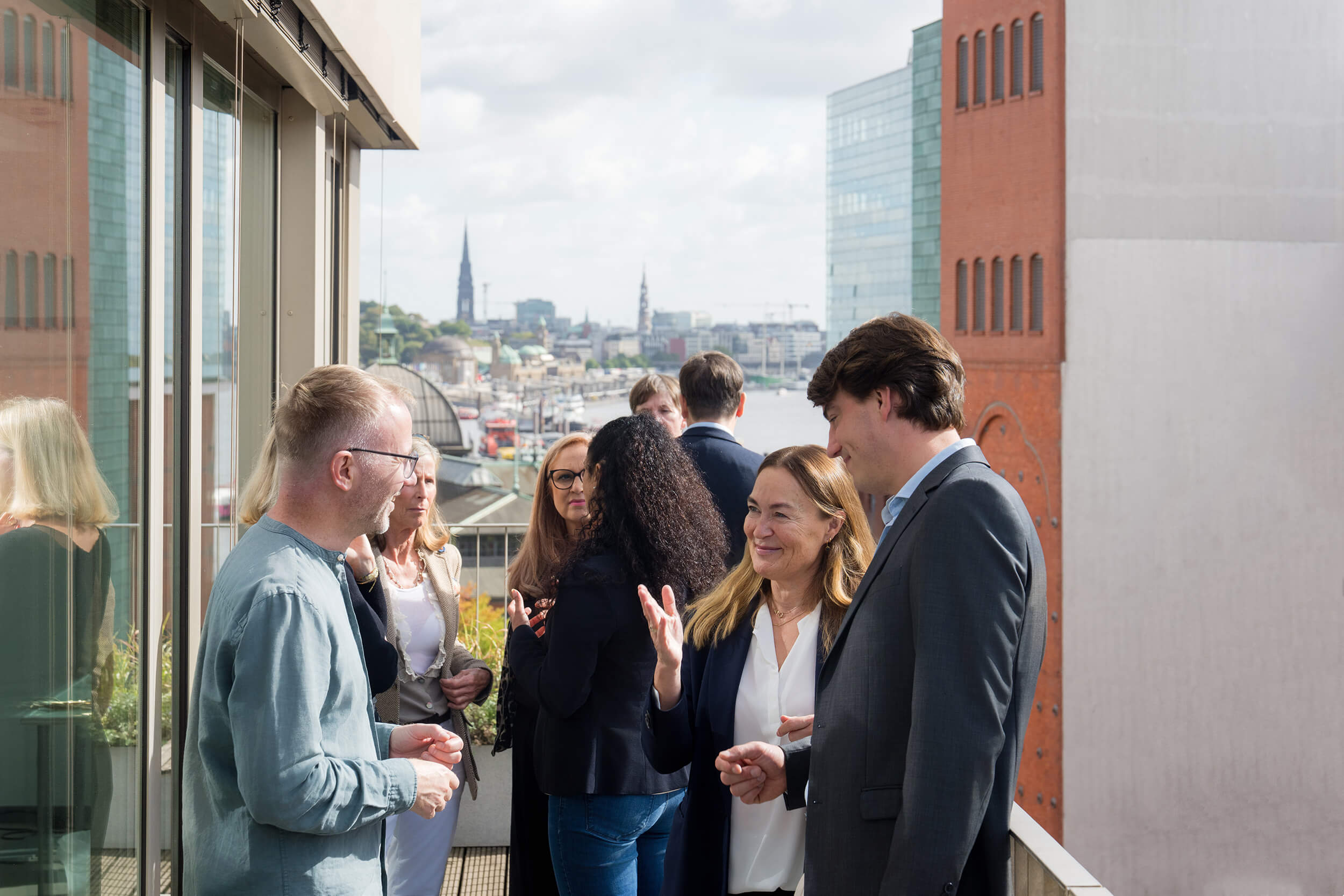 Team der coachingakademie – vier Berater:innen/Lehrtrainer:innen im Flur (Gruppenporträt)