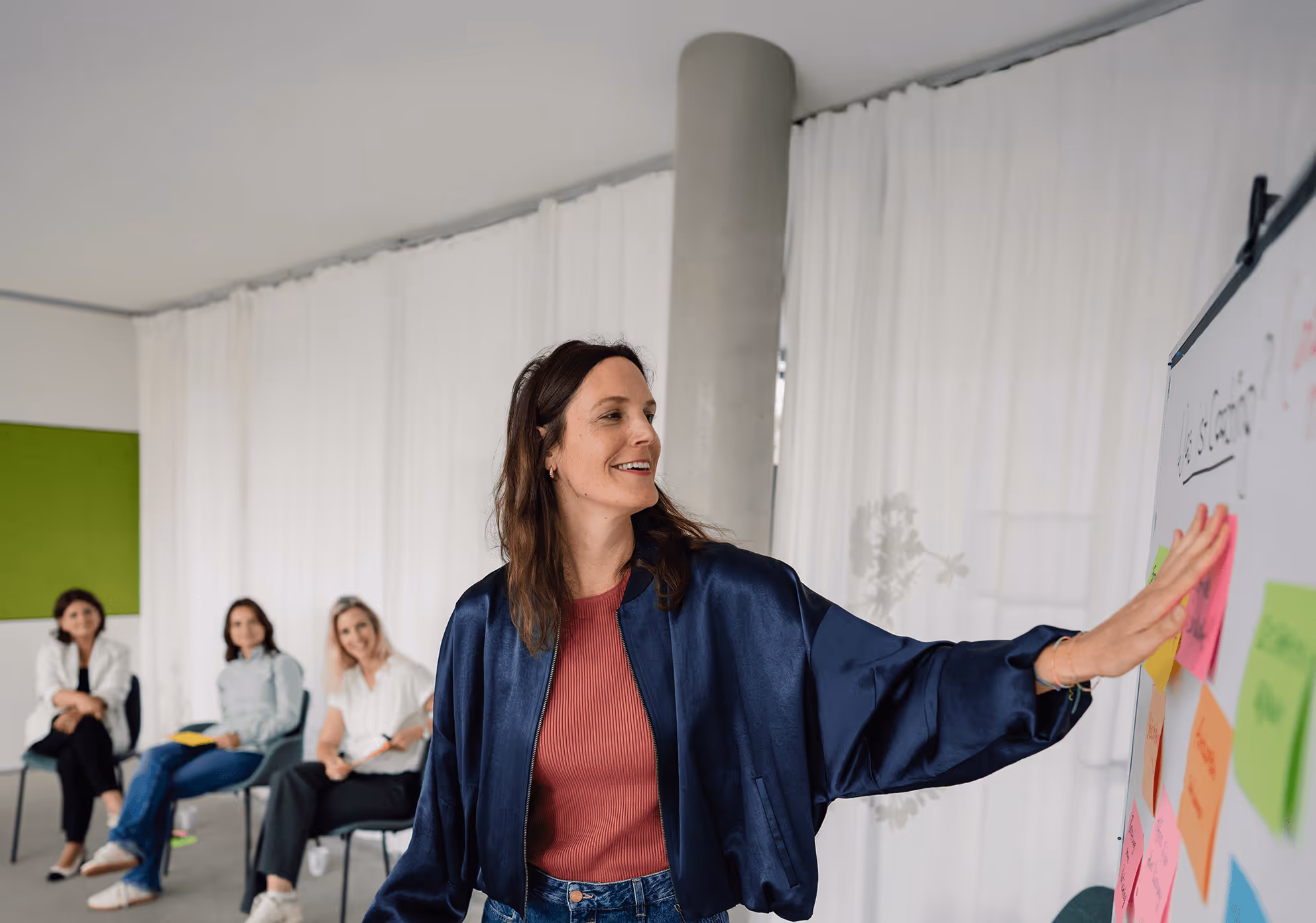 Workshops – Teilnehmende im Seminarraum, Stuhlkreis und Notizblock im Vordergrund