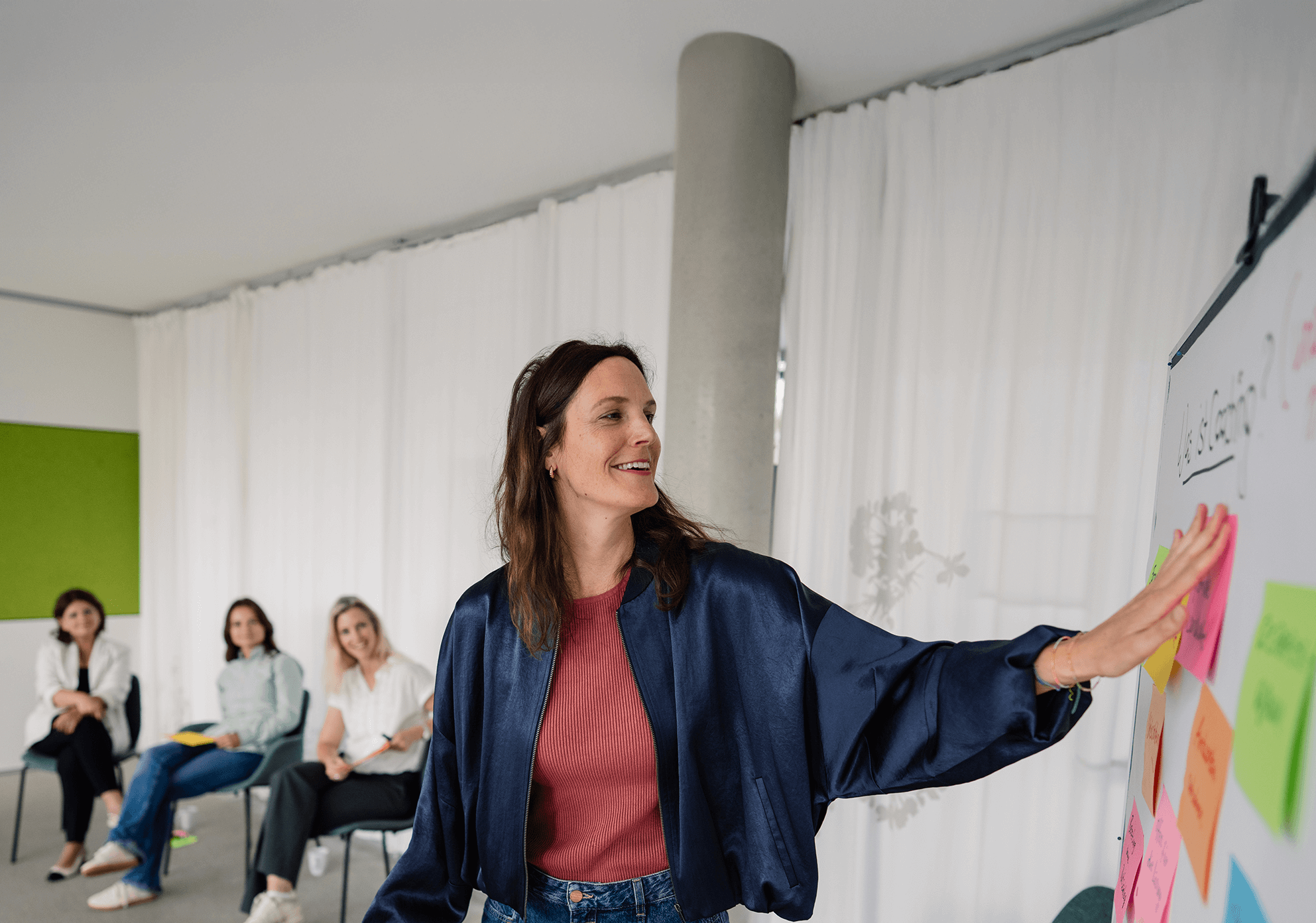 Workshops – Teilnehmende im Seminarraum, Stuhlkreis und Notizblock im Vordergrund