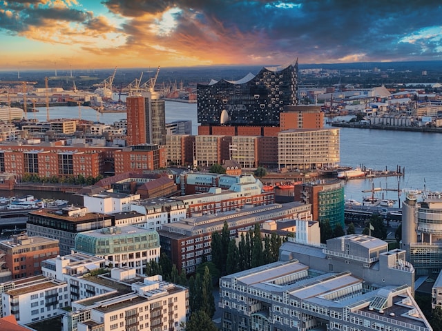 Ein Bild von Hamburg, dem Standort von Simplience, neben der Firmenanschrift des Unternehmens.