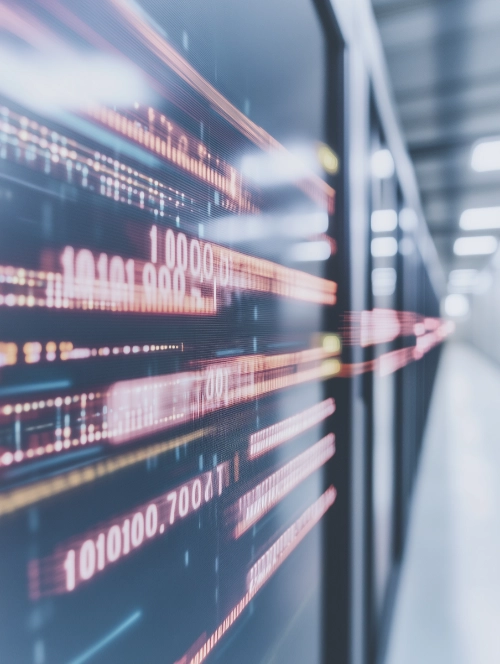 Nahaufnahme einer Server-Anlage in einem Rechenzentrum. Im Vordergrund sind leuchtende Datenströme und Binärcode visualisiert, die Geschwindigkeit und komplexe Datenverarbeitung symbolisieren.