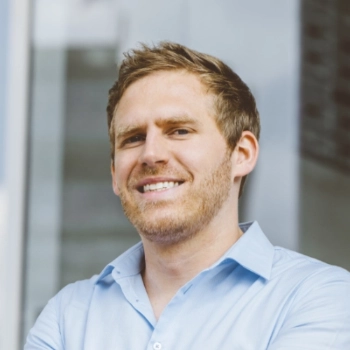 Porträtfoto von Jan Schürmeier, CEO & Gründer von Simplience
