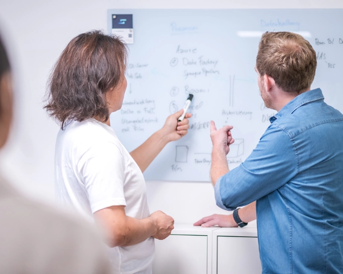 Ein Entwickler arbeitet konzentriert an einem Laptop in einem modernen, hellen Büro, was Professionalität symbolisiert.
