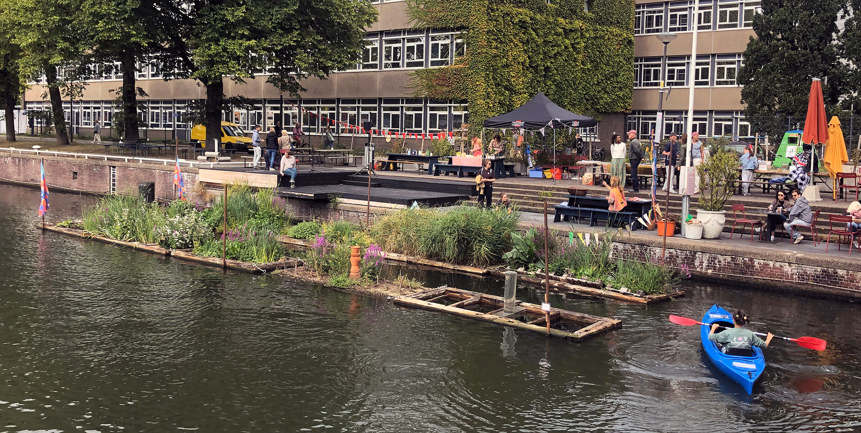 Drijvende tuinen van de Waterkaravaan op de gracht in Amsterdam