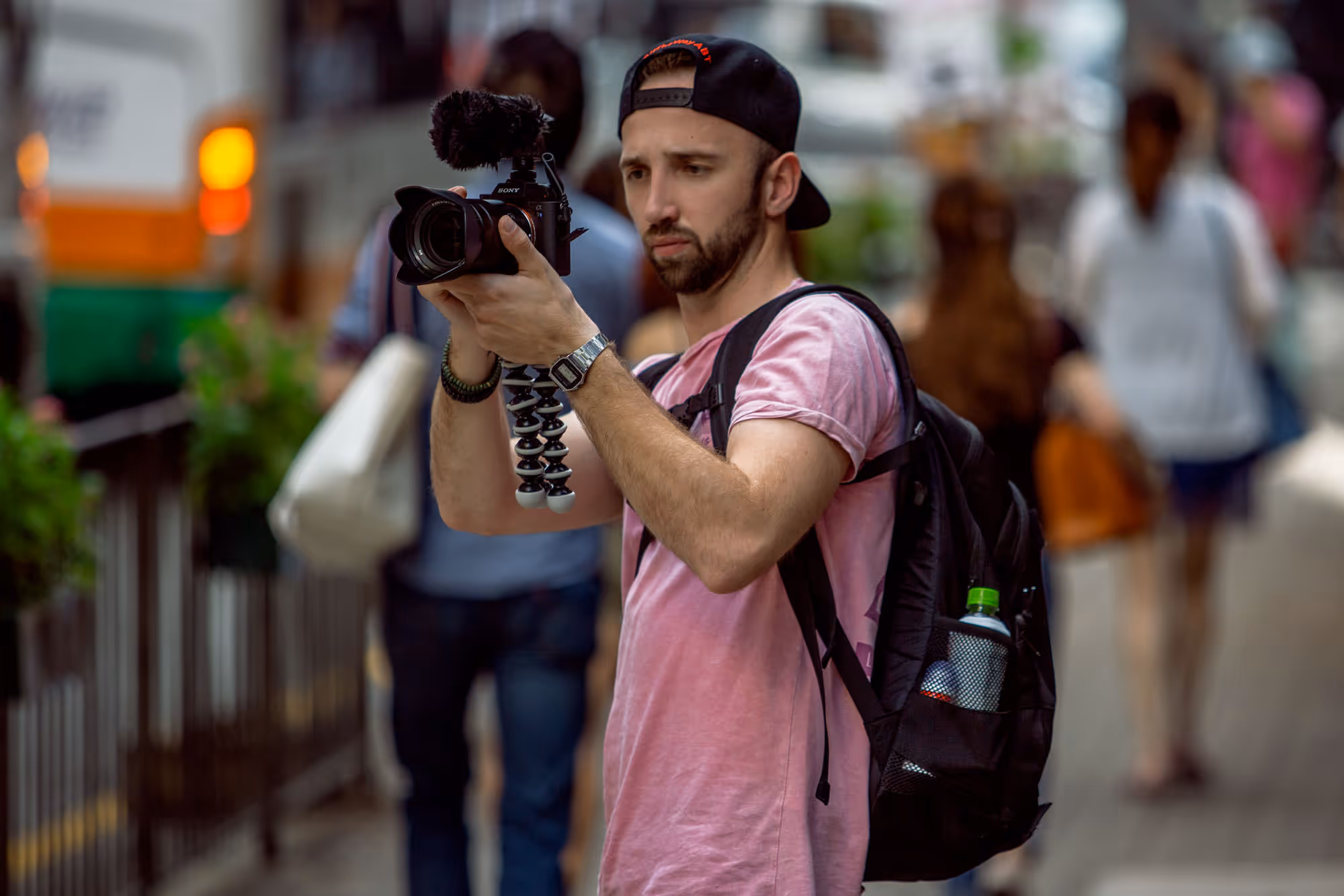 Viktor Stark filmt mit Kamera auf der Straße