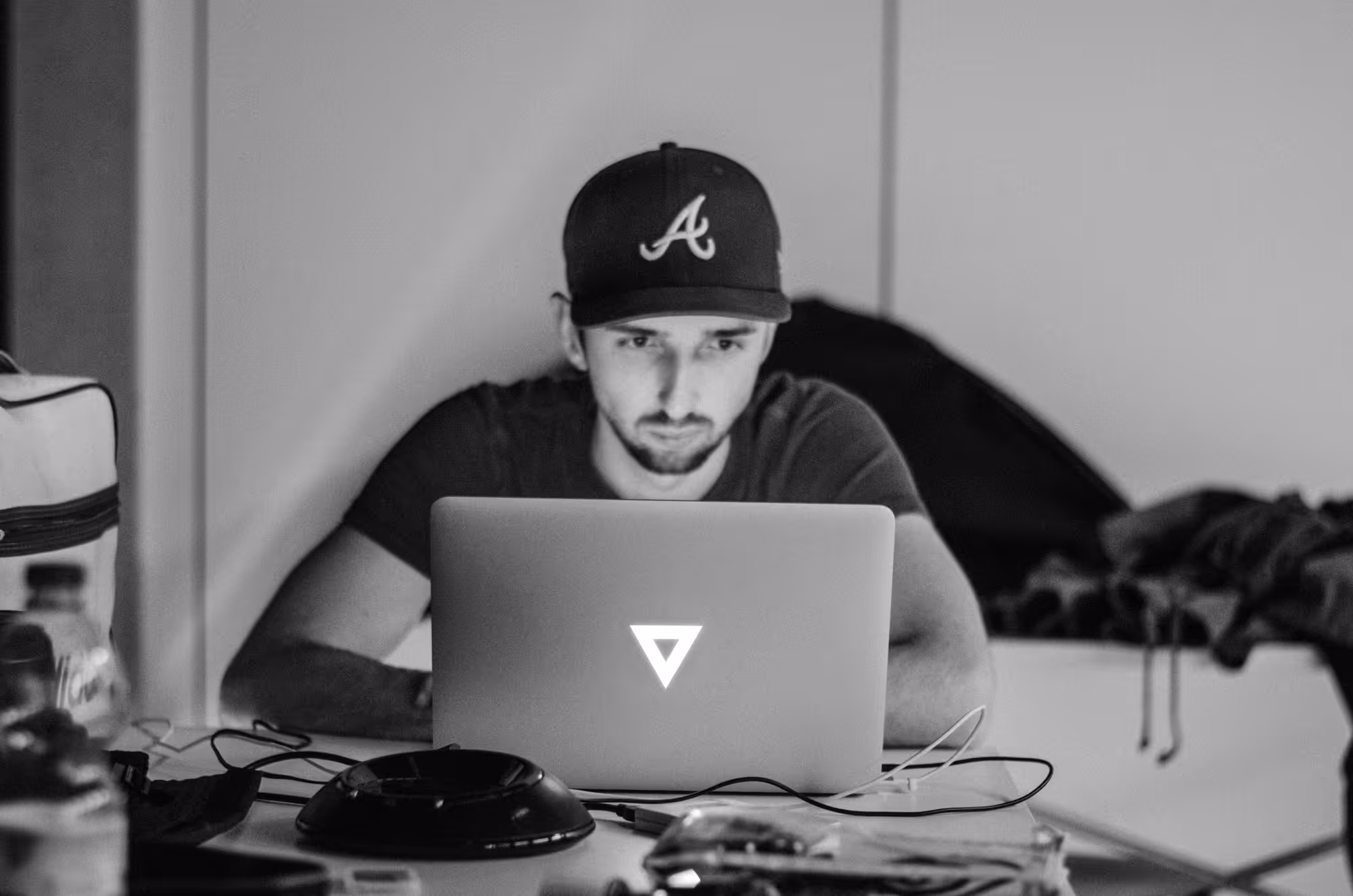 Mann arbeitet an Laptop im schwarz-weißen Bild