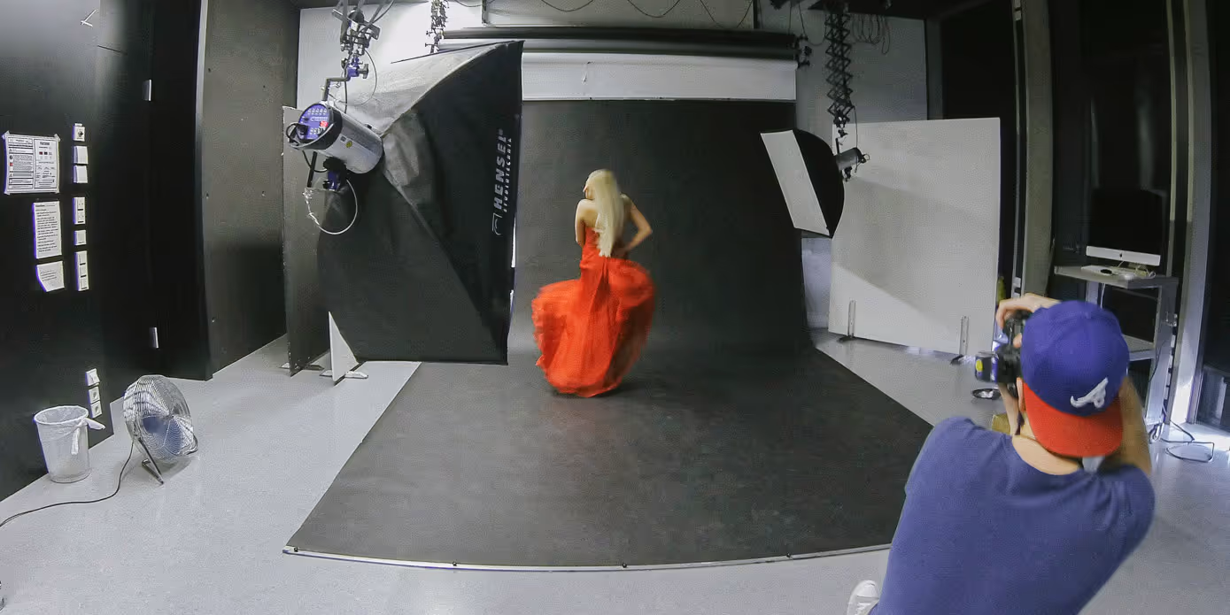 Fotografiestudio mit Model in rotem Kleid