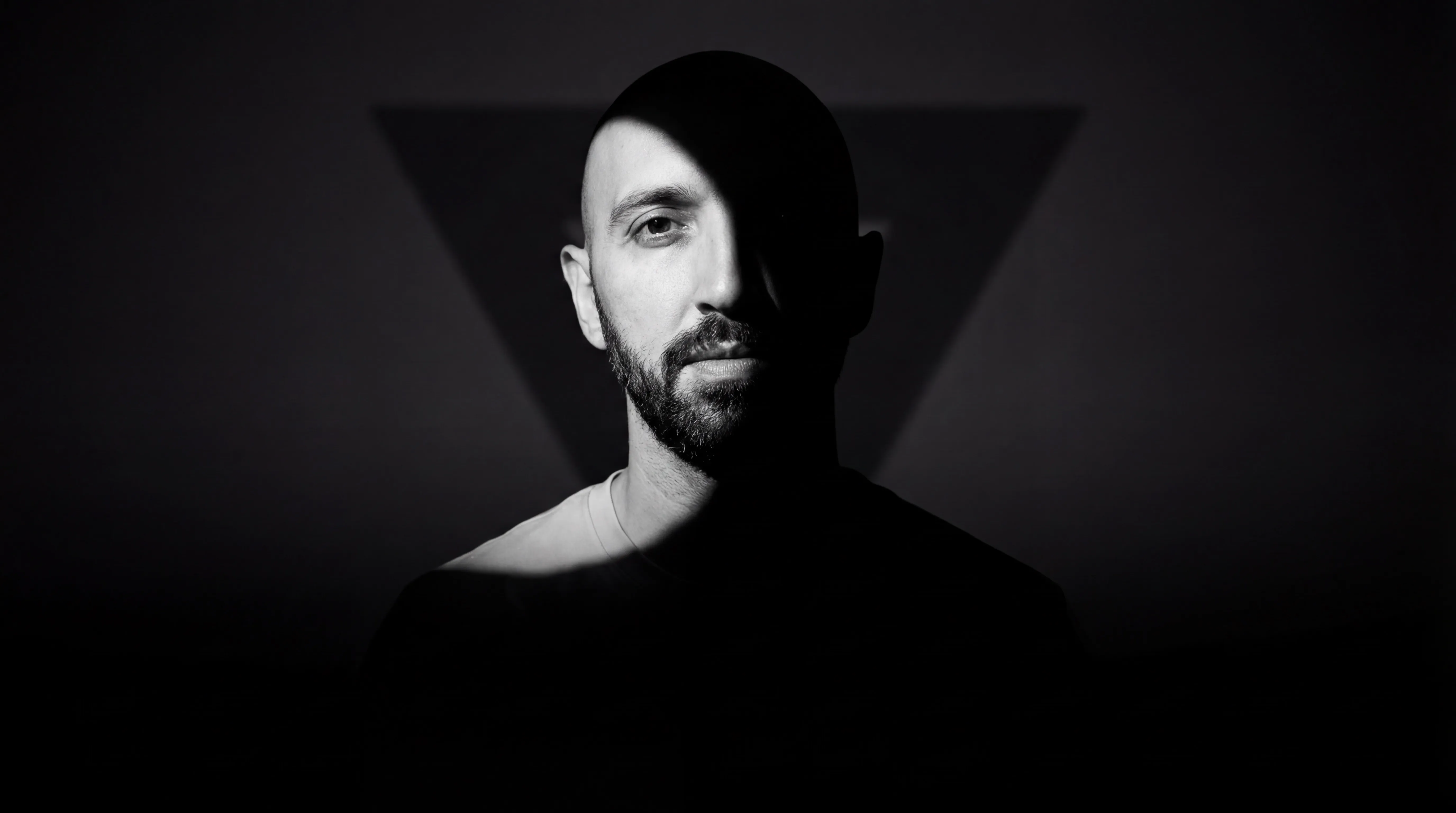Viktor Stark — Porträt mit Schatten im Studio