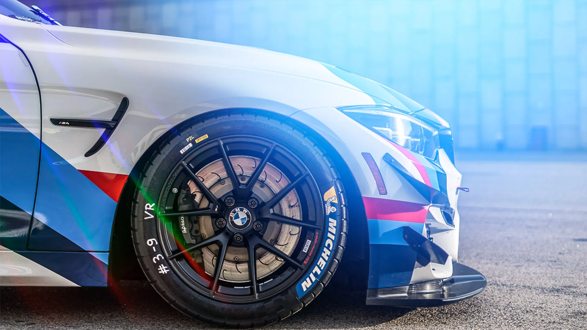 BMW M3 mit Michelin-Reifen im Rennstil