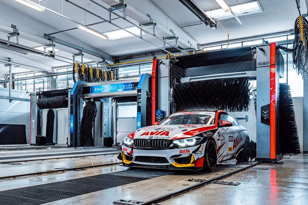 Referenz für Christ Wash Systems: BMW-M4-Rennwagen in Motorsport-Lackierung in einer Christ-Waschanlage
