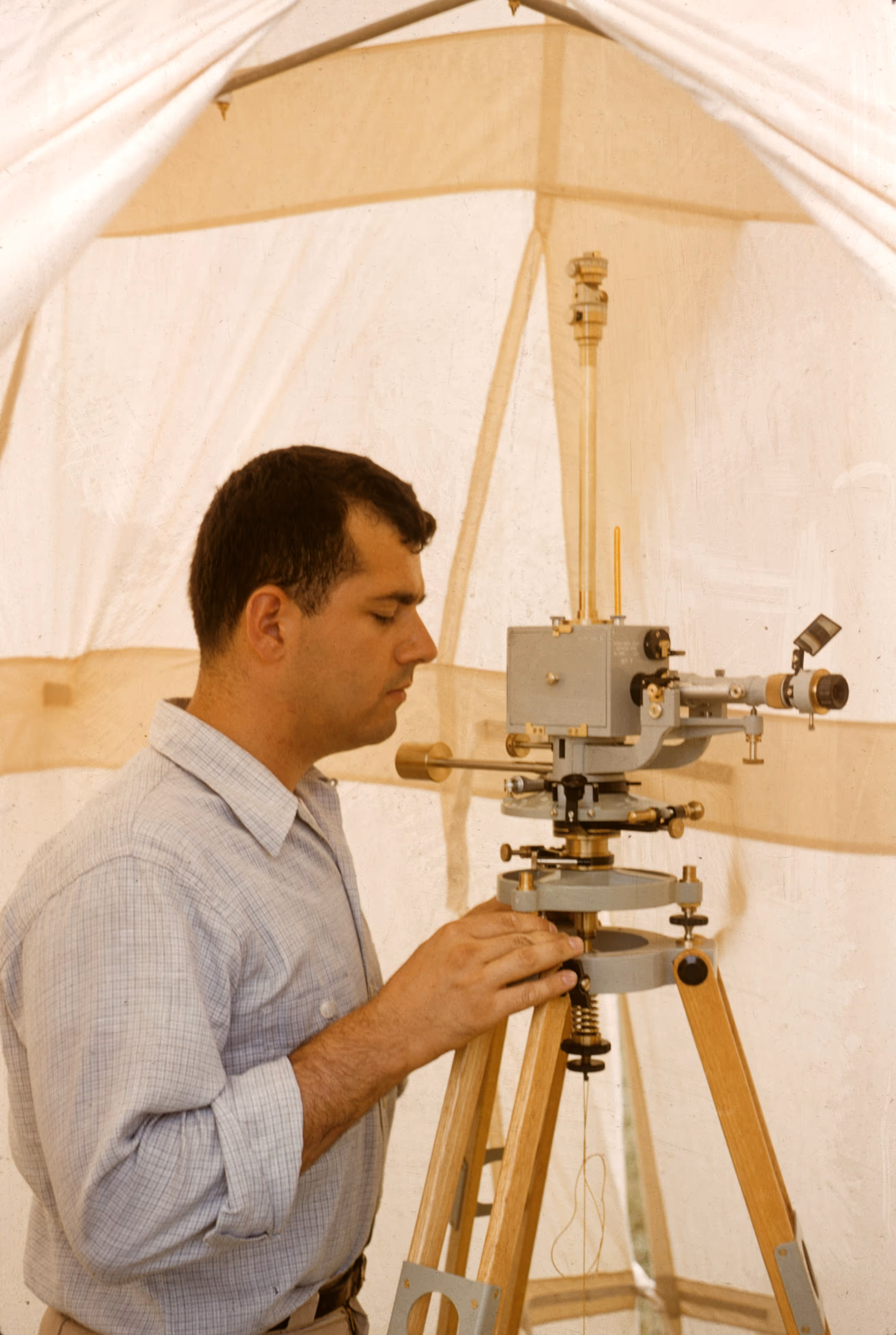 Chercheur manipulant un instrument de mesure sur un chantier de recherche