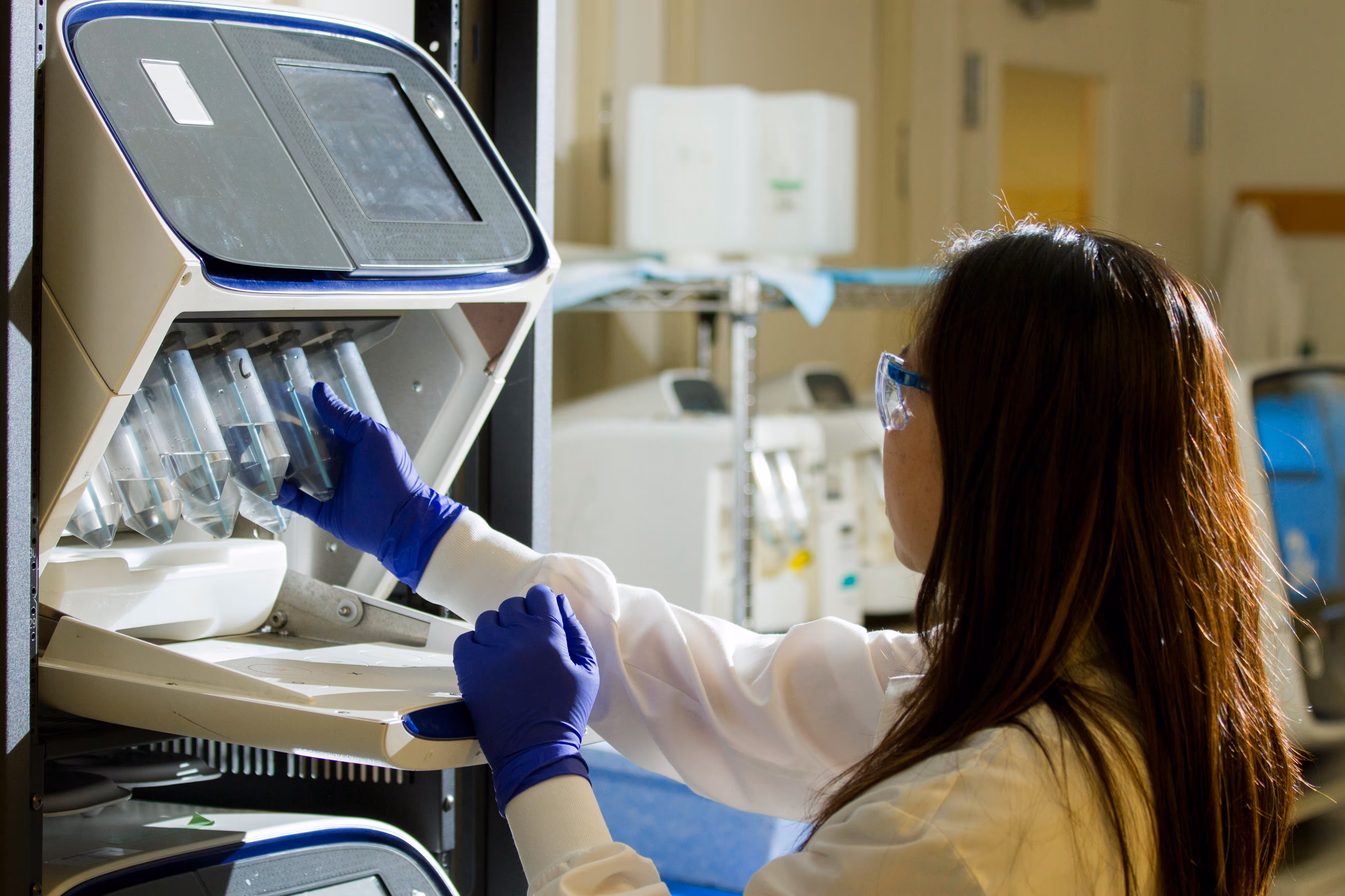 Scientifique analysant un échantillon en laboratoire dans le secteur Pharma & Biotech