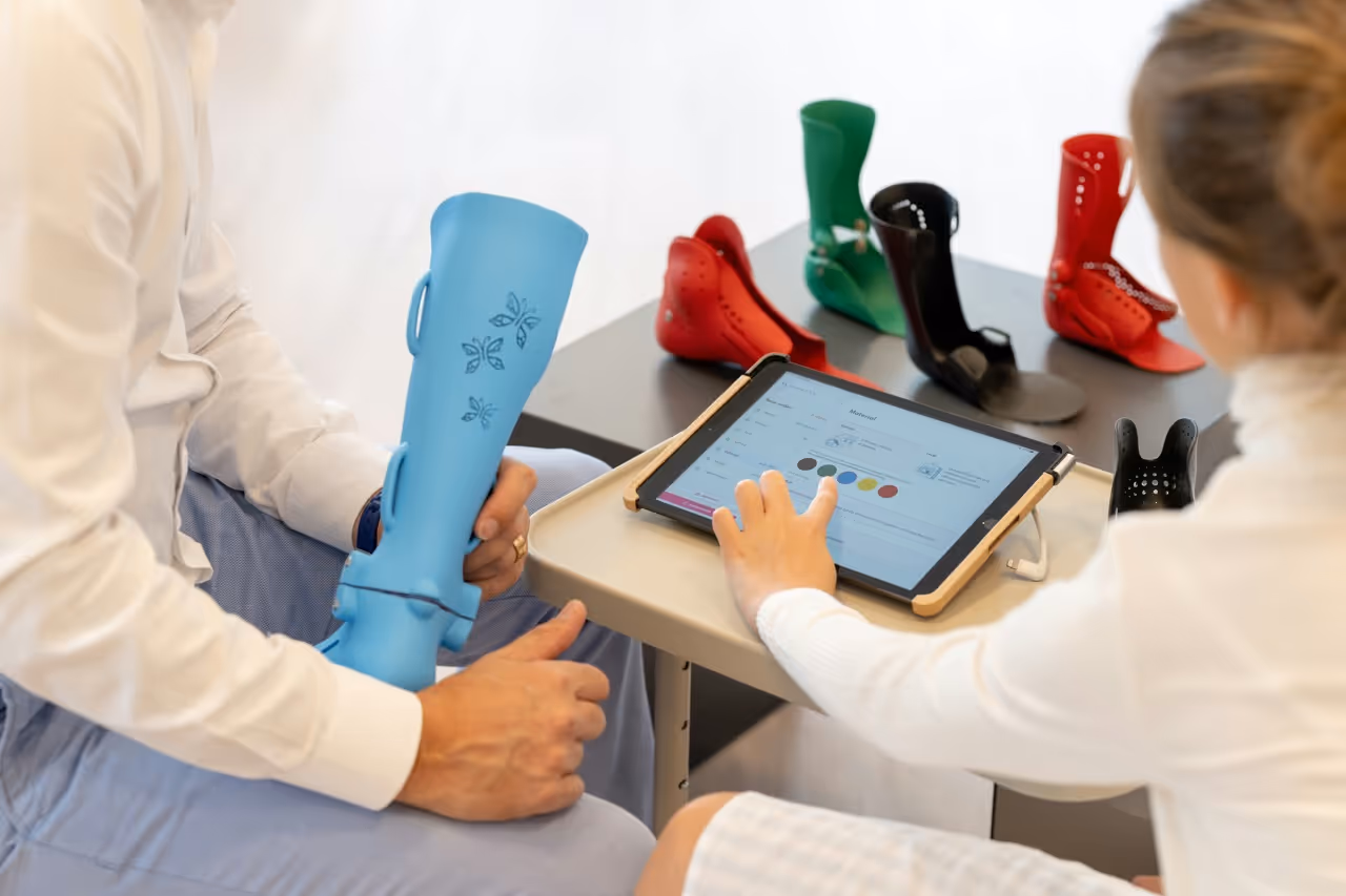 Médecin testant un dispositif médical connecté sur une tablette