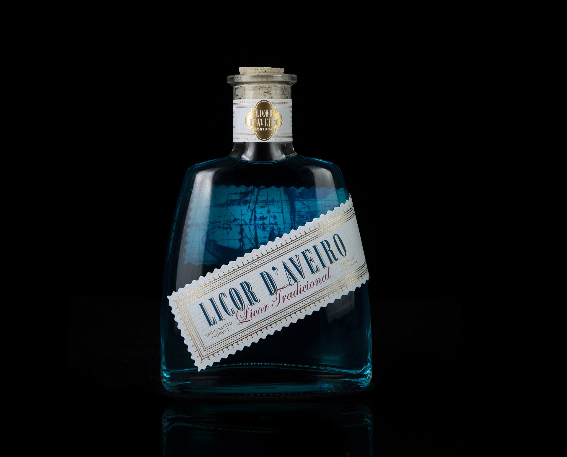 Full Licor de Aveiro Branding spirits bottle, front-facing