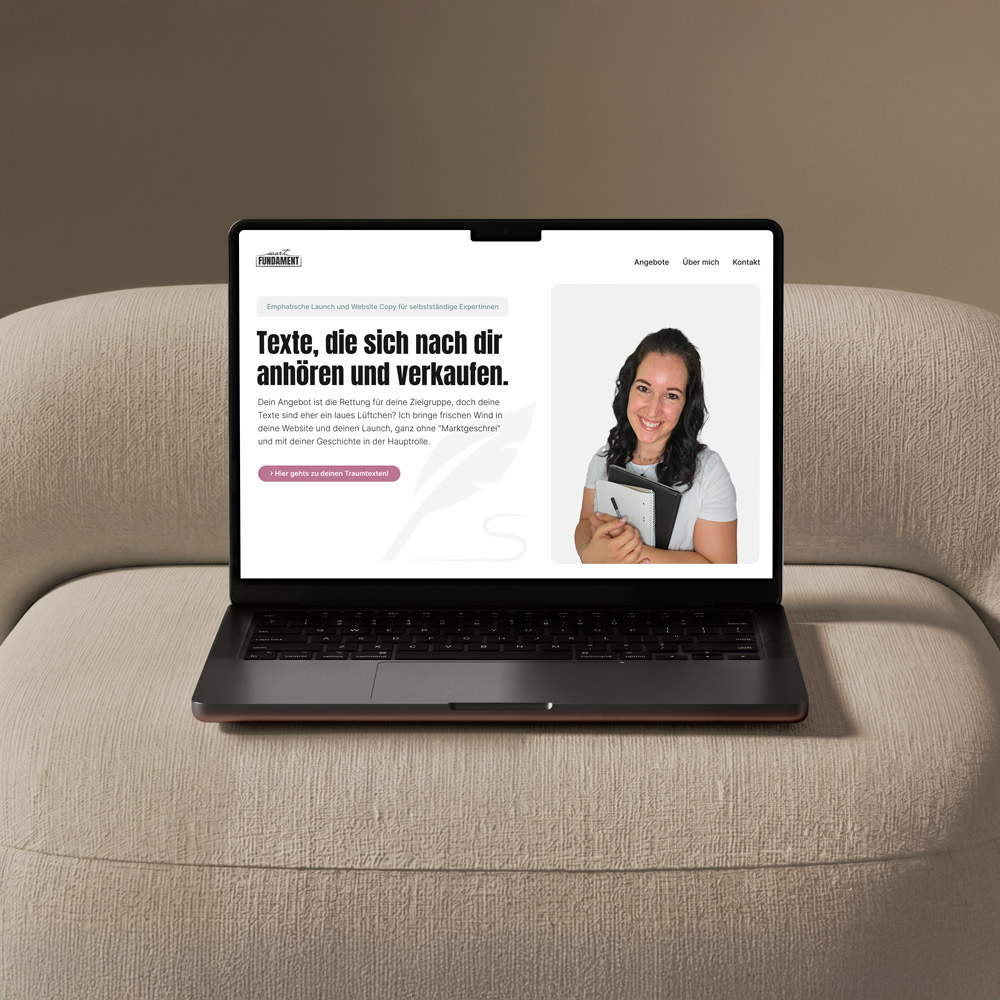 Macbook auf einem Sessel mit einem Mockup von der Hero Section vom Webdesign der Marke Wortfundament.