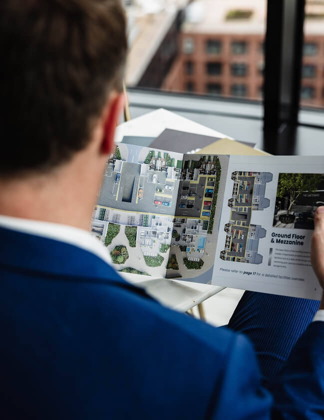 Job meet een plattegrond