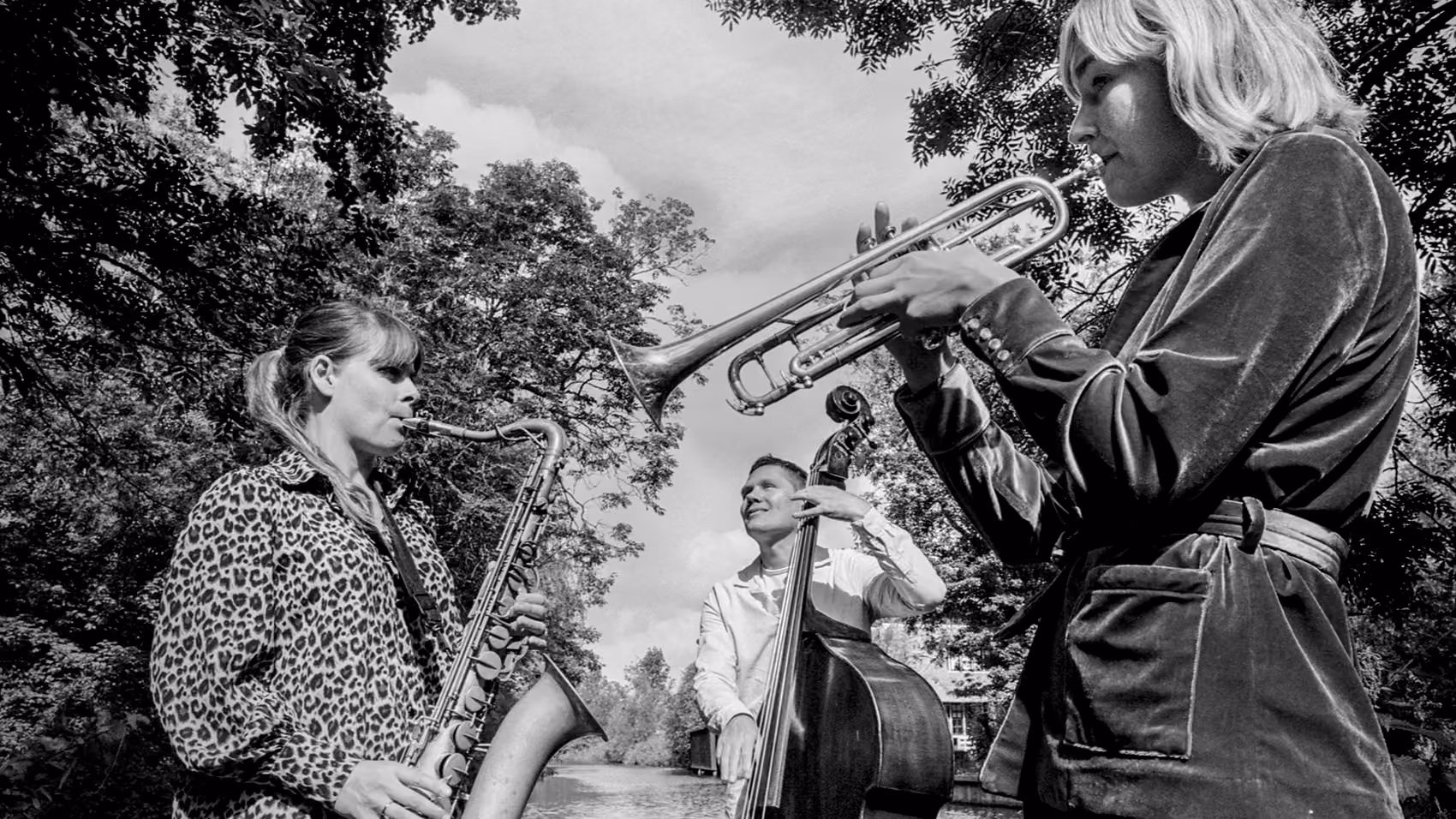 058 Jazzcafé: Ladybirds trio