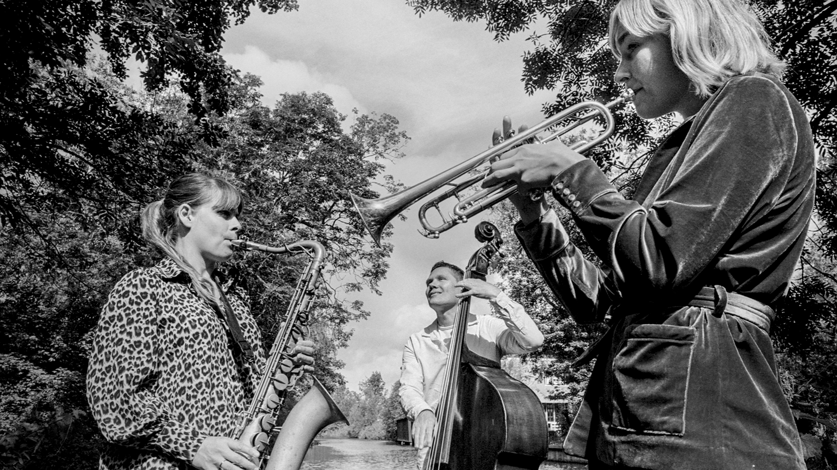058 Jazzcafé: Ladybirds trio